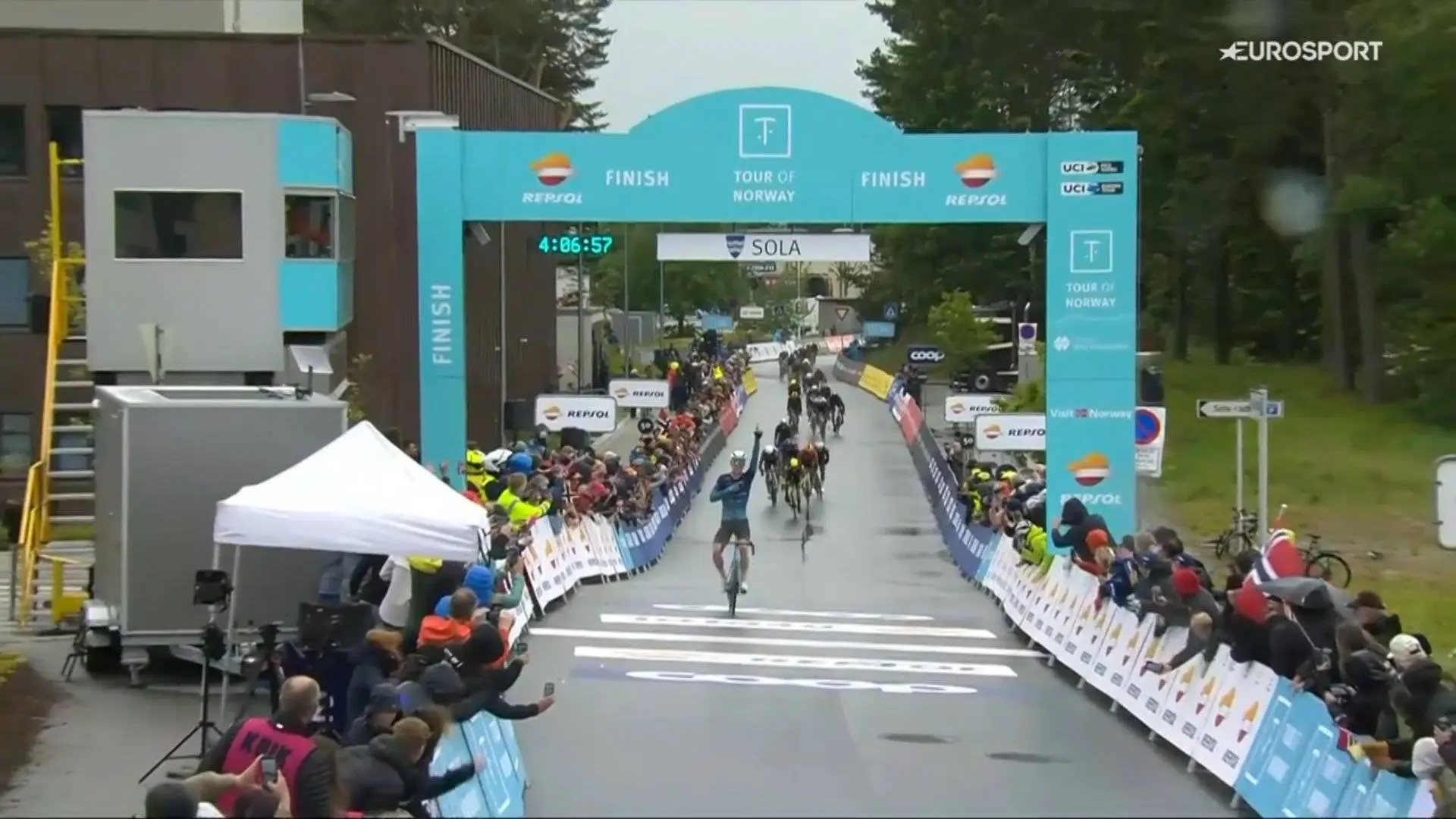 Storm Ingebrigtsen trotseert regen en favorieten in openingsetappe Tour of Norway