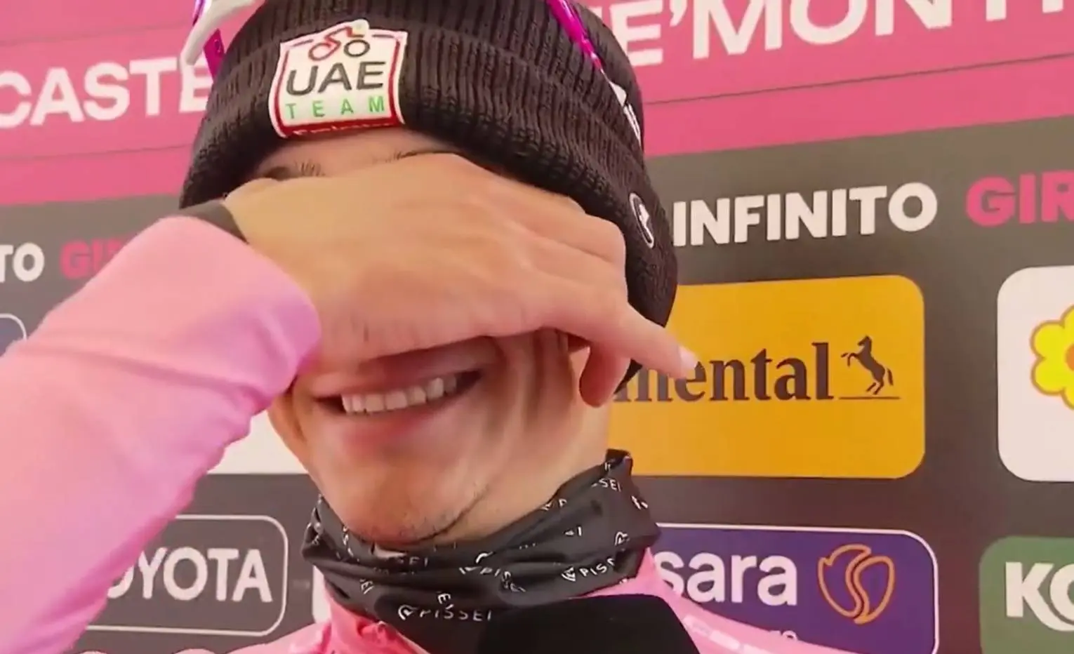 "Je brengt me in de problemen" - Isaac del Toro ontwijkt lastige vragen over UAE-kopmanschap in Giro d'Italia