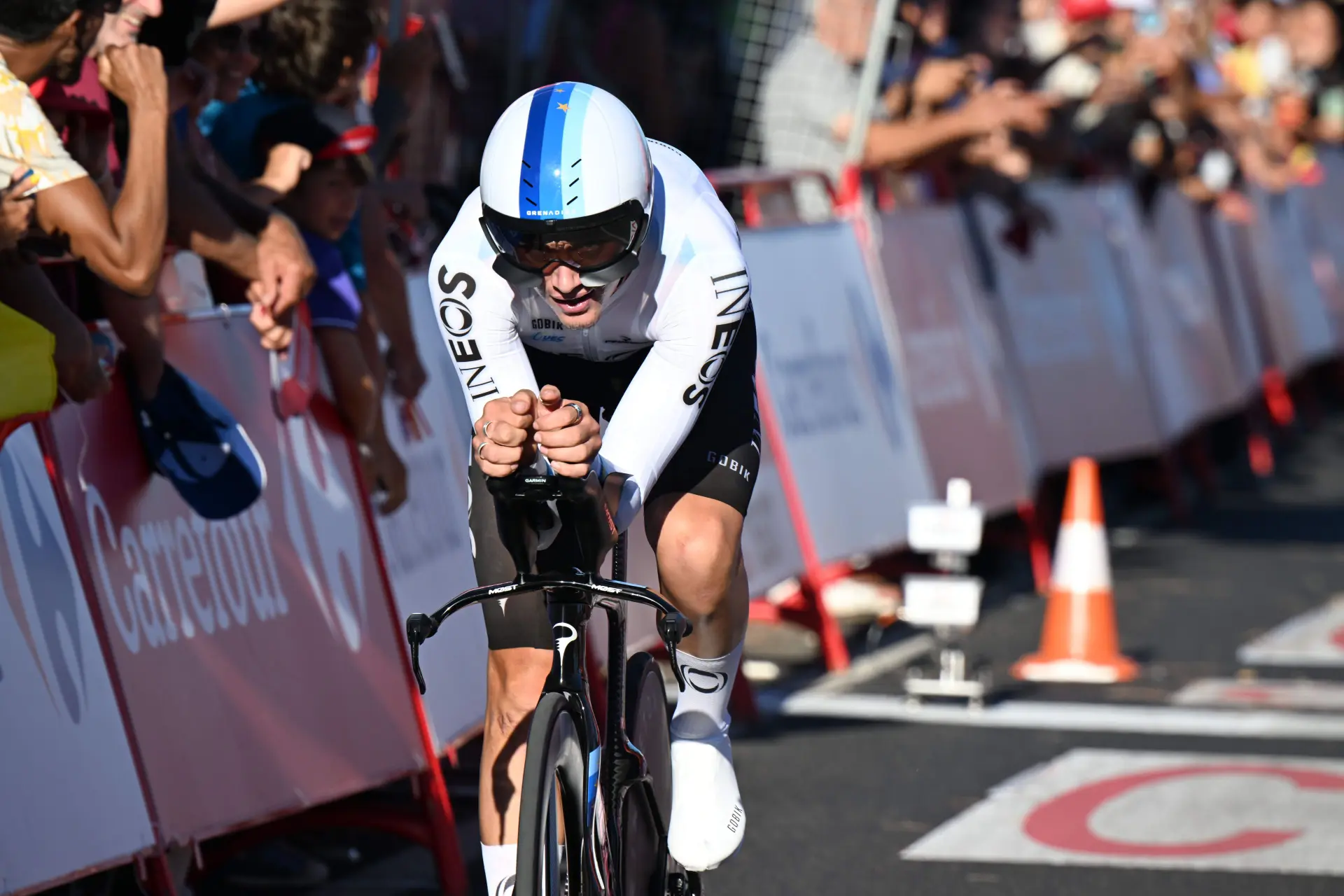 Joshua Tarling vliegt naar ritzege in tijdrit Giro d'Italia, terwijl Roglic roze trui overneemt van Pedersen; Van Aert zakt door het ijs