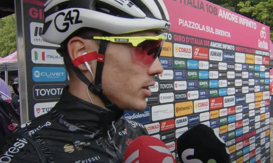 Juan Ayuso groot twijfelgeval voor etappe 18 Giro d'Italia na gezwollen oog door een bijensteek