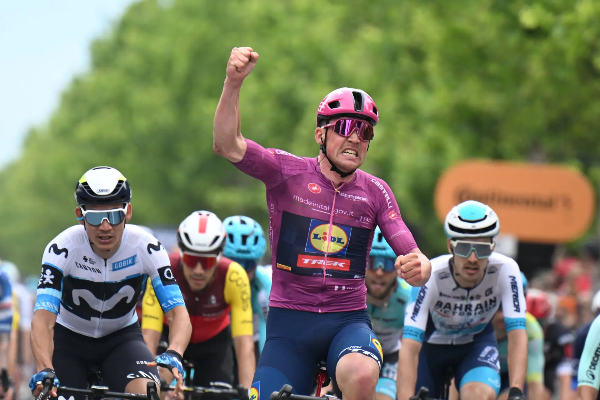 UCI Wereldranglijst Update: Tadej Pogacar behoudt ruime voorsprong; Mads Pedersen streeft Mathieu van der Poel voorbij naar tweede plaats