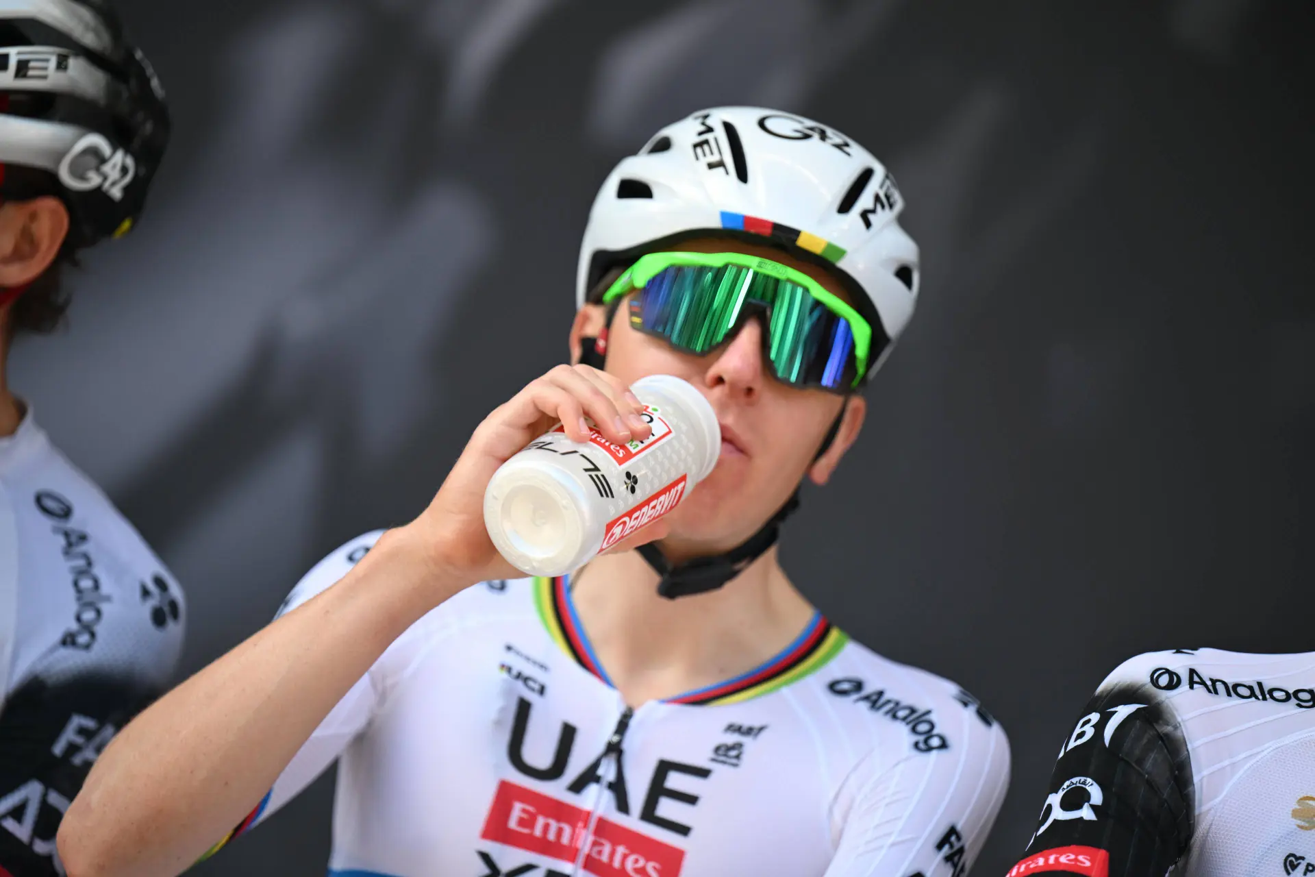 VIDEO | Tadej Pogacar kan zich helemaal inleven in Mathieu van der Poel met een ongelofelijke wheelie