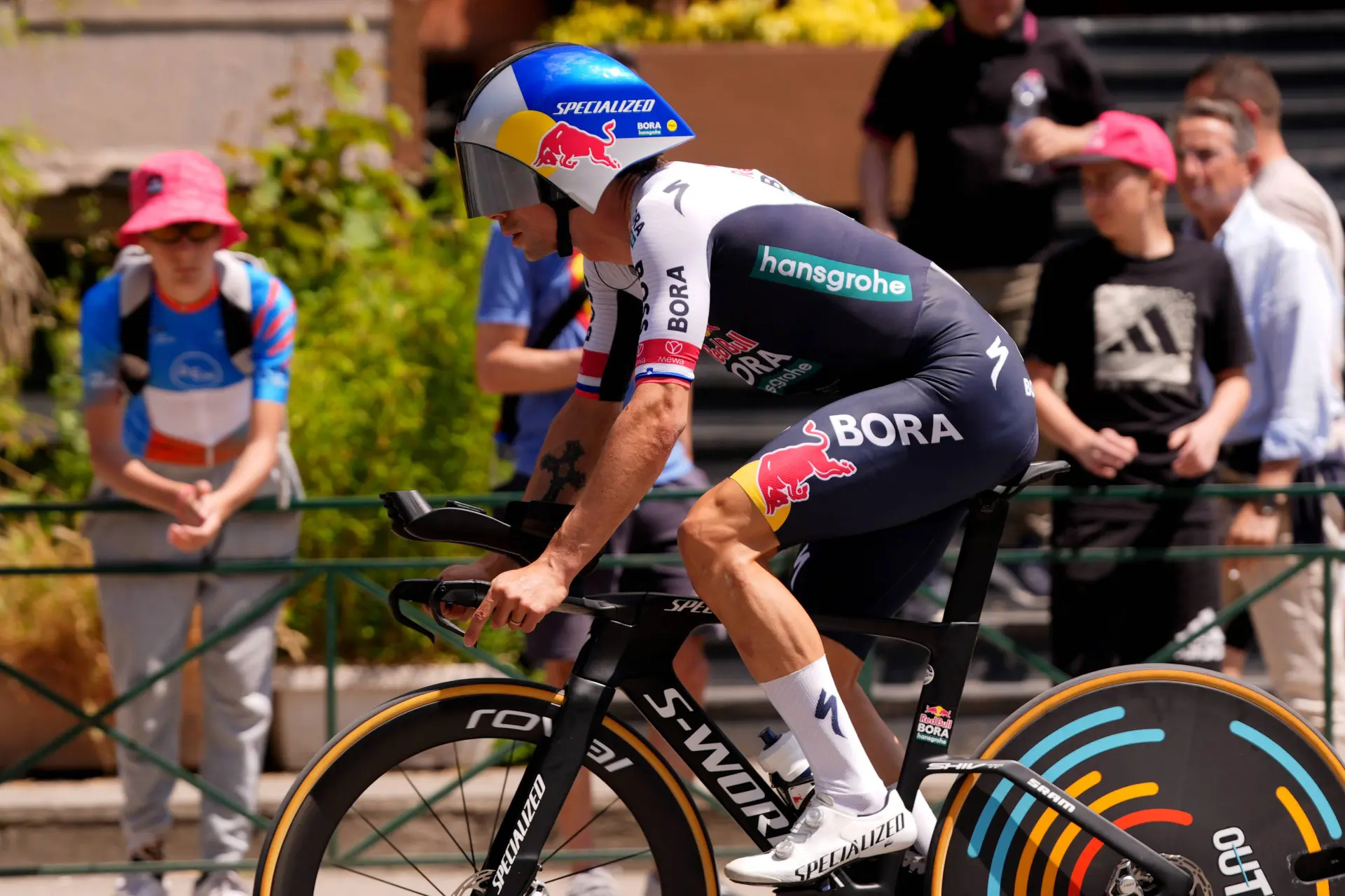 VIDEO: Primoz Roglic gaat al vóór de start van de tijdrit onderuit tijdens verkenning