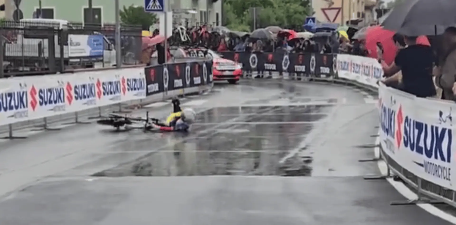VIDEO: Fanbeelden onthullen niet-getoonde valpartij van Egan Bernal tijdens tijdrit Giro d’Italia