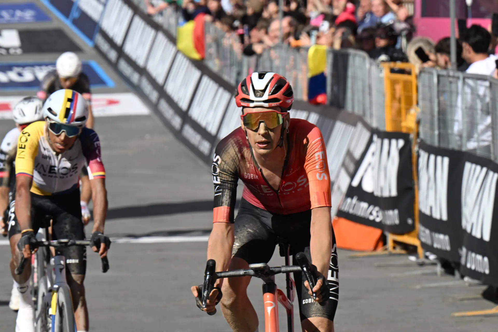 "Ik had de benen om weg te blijven" - Thymen Arensman baalt van mechanische pech op beslissend moment in gravelrit Giro d'Italia