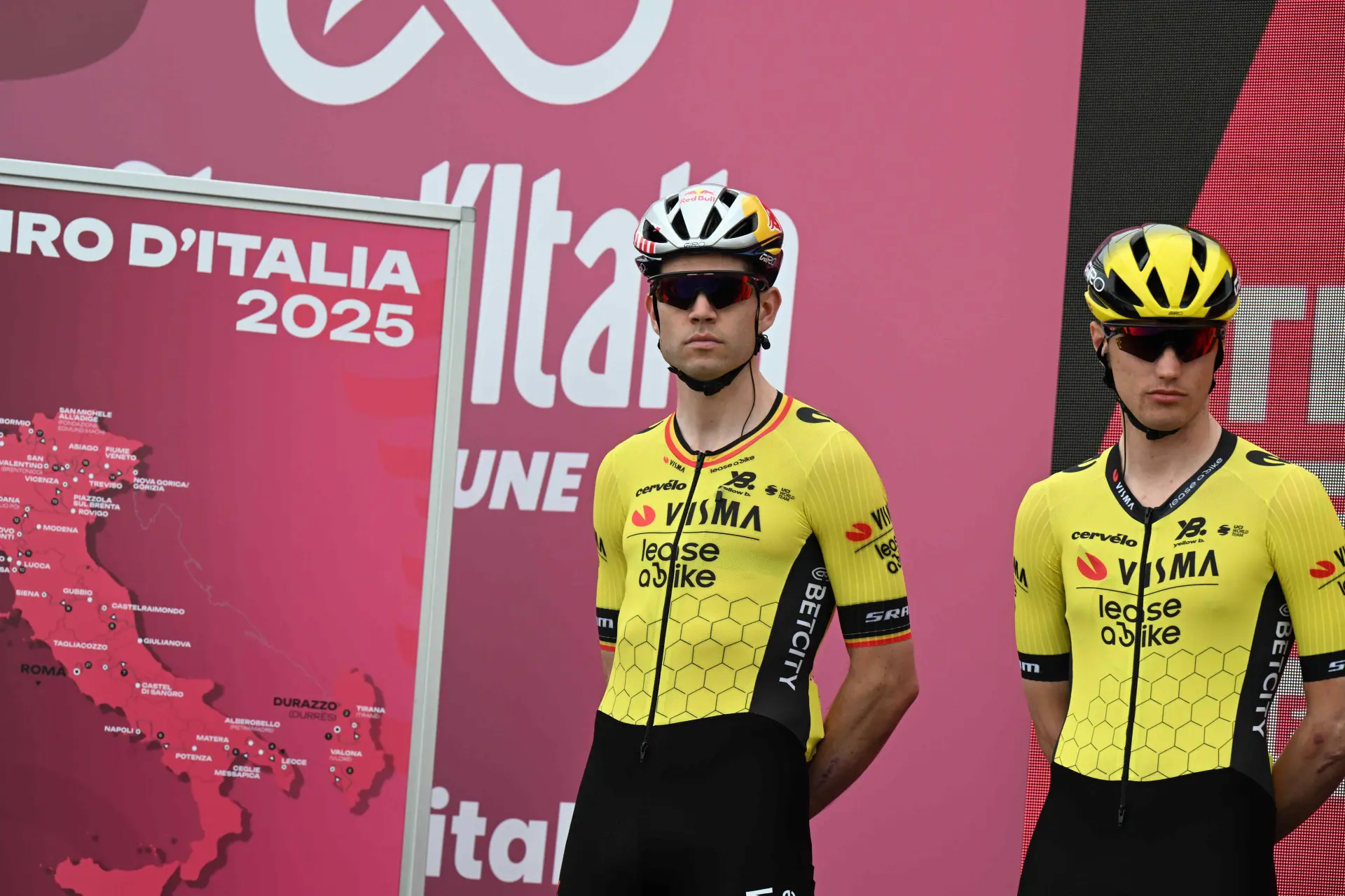 Wout van Aert gidst Kooij naar sprintzege: "Olav had de punch, wij de paardenkracht"