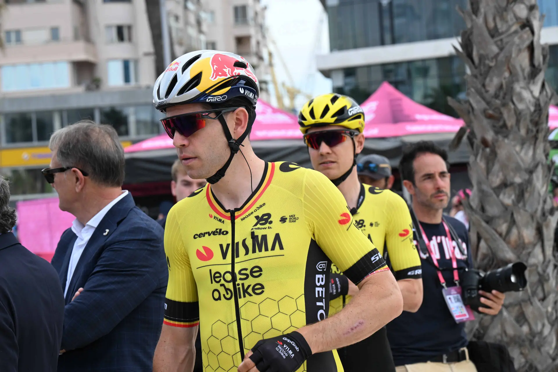 Wout van Aert kan roze trui uit zijn hoofd zetten na teleurstellende tijdrit: "Vandaag was mijn kans en die heb ik niet kunnen grijpen"