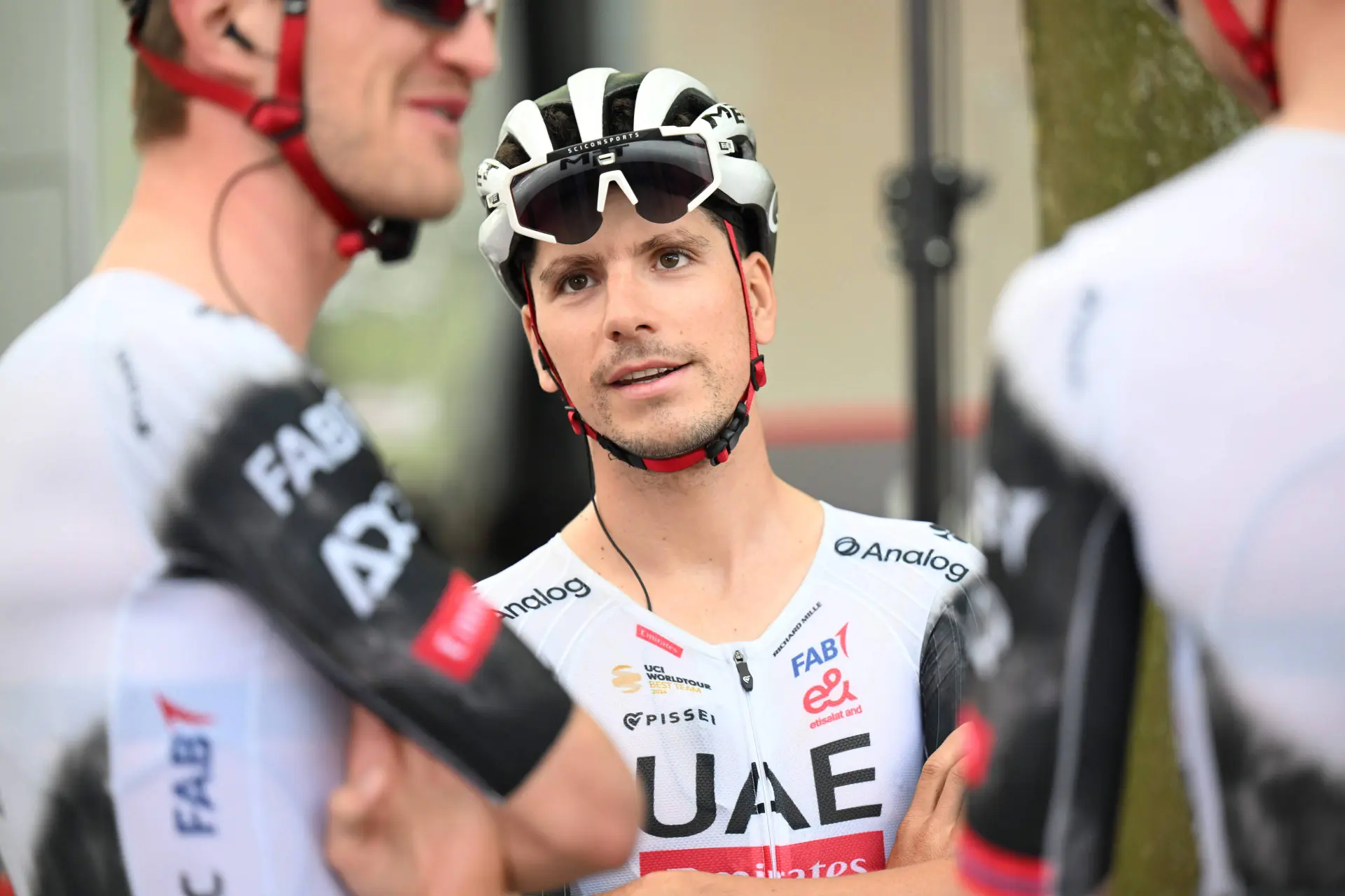 "Zes seconden terugpakken op drie minuten is natuurlijk niet veel" - Joao Almeida begint tijd terug te winnen in etappe 3 Ronde van Zwitserland