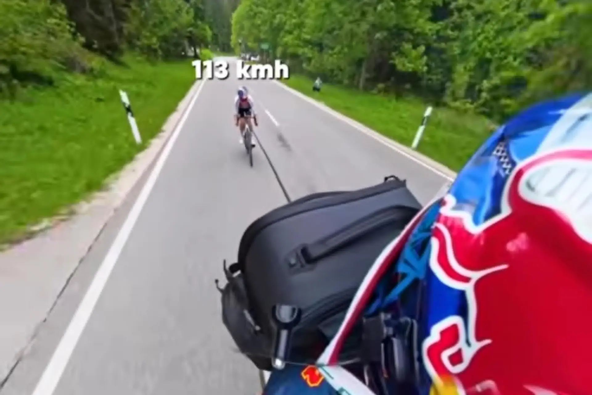 "Leuke manier om ‘veiligheid’ op de fiets te promoten" - Alberto Bettiol sneert naar Tom Pidcock & Red Bull voor virale downhillvideo