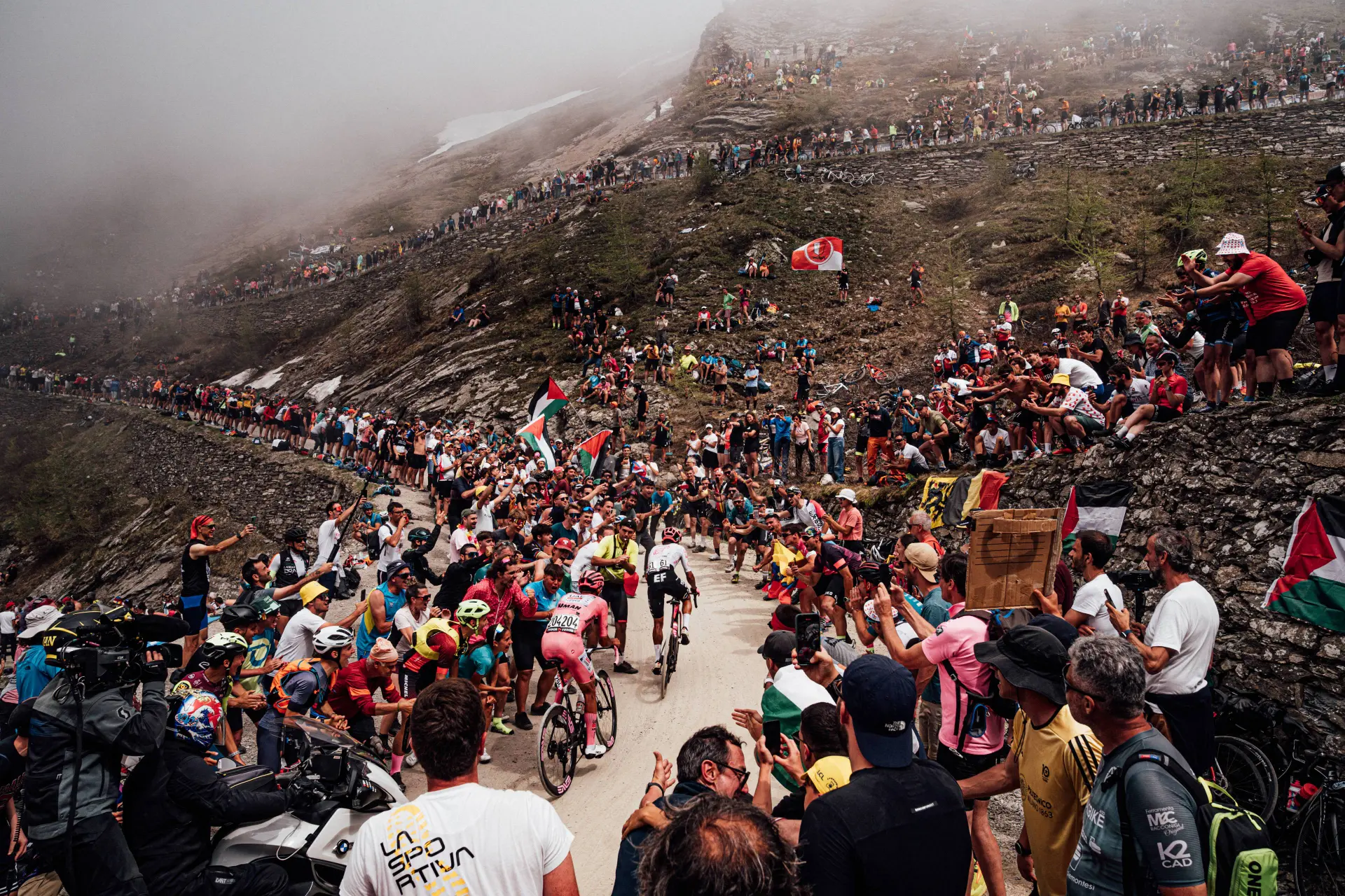 “Ik begrijp nog steeds niet wat er gebeurde” - Richard Carapaz blijft gefrustreerd achter na gemiste kans op eindzege in Giro d'Italia