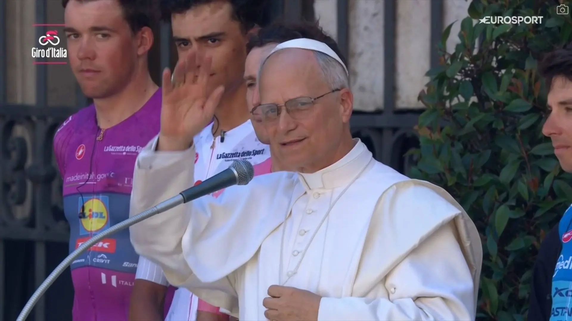 VIDEO | Paus León XIV ontvangt Giro-peloton bij Vaticaan voor start slotetappe