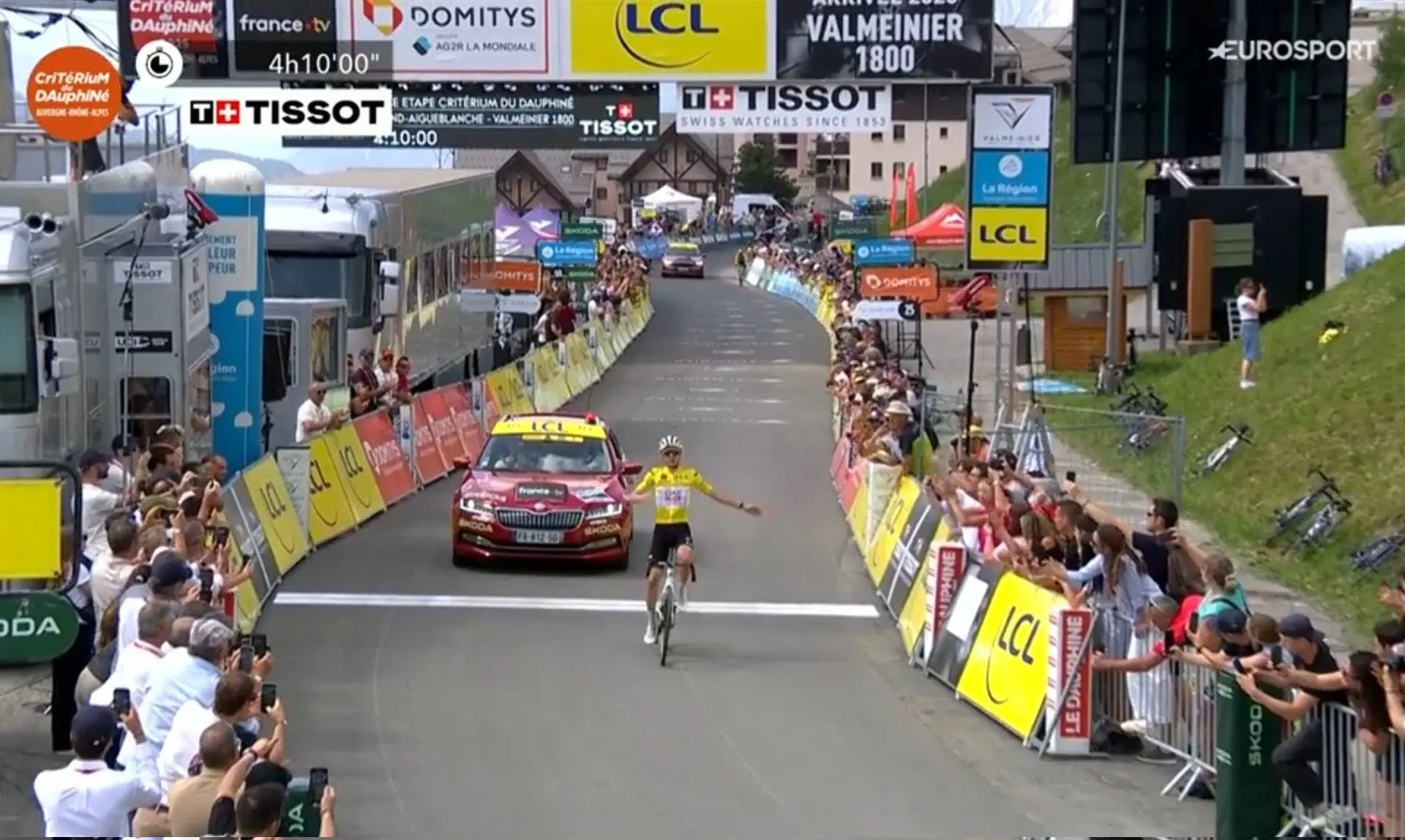 Tadej Pogacar slaat toe op Valmeinier en wint koninginnenrit Criterium du Dauphiné met 11 kilometer lange aanval