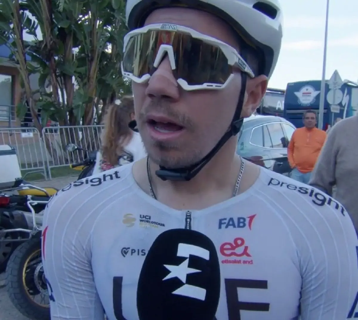 VIDEO: Jury grijpt in na betwiste sprint in Tour of Slovenia; Rui Oliveira raakt ritzege kwijt aan Christen