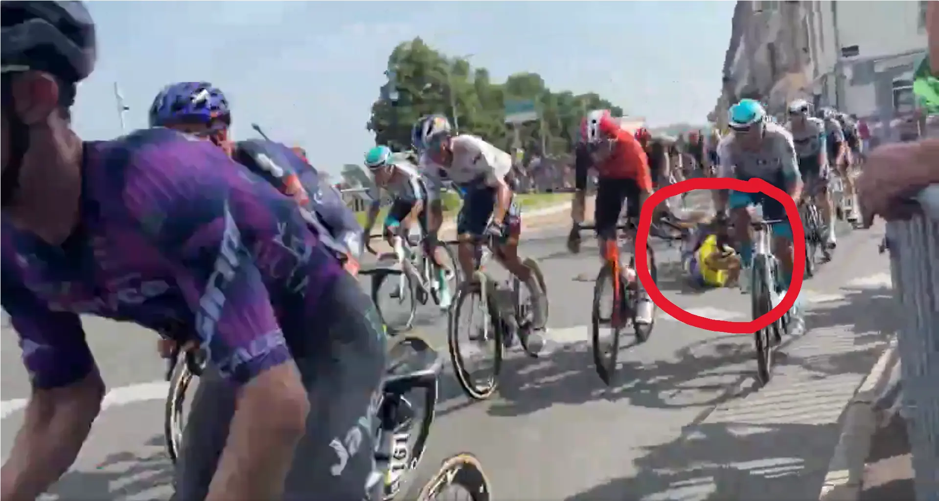 VIDEO: Fanbeelden tonen de harde valpartij van Remco Evenepoel in etappe 5 Critérium du Dauphiné