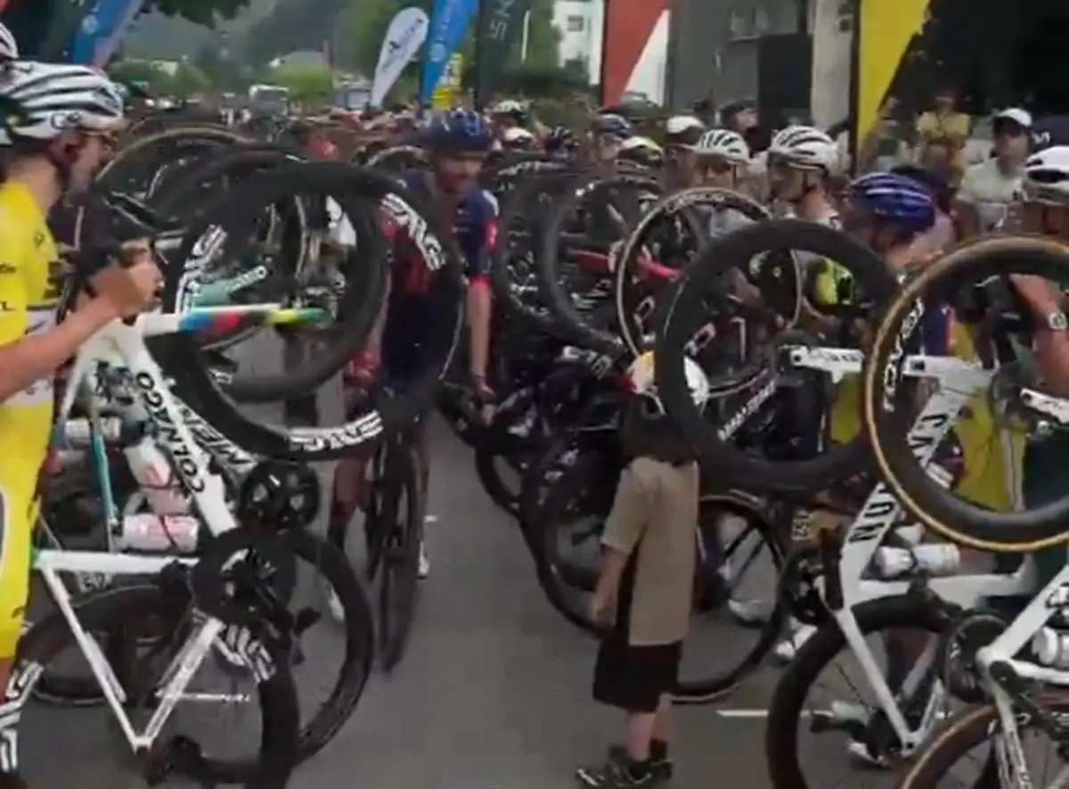 VIDEO | Het peloton van het Criterium du Dauphiné brengt hulde aan Romain Bardet op zijn laatste koersdag