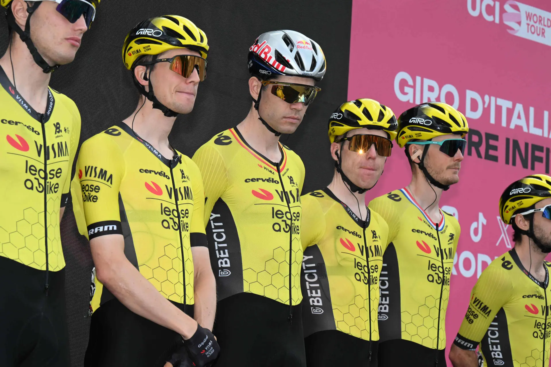 Zware tegenvaller voor Team Visma | Lease a Bike : Axel Zingle breekt nekwervel, Deelname aan Tour de France onzeker