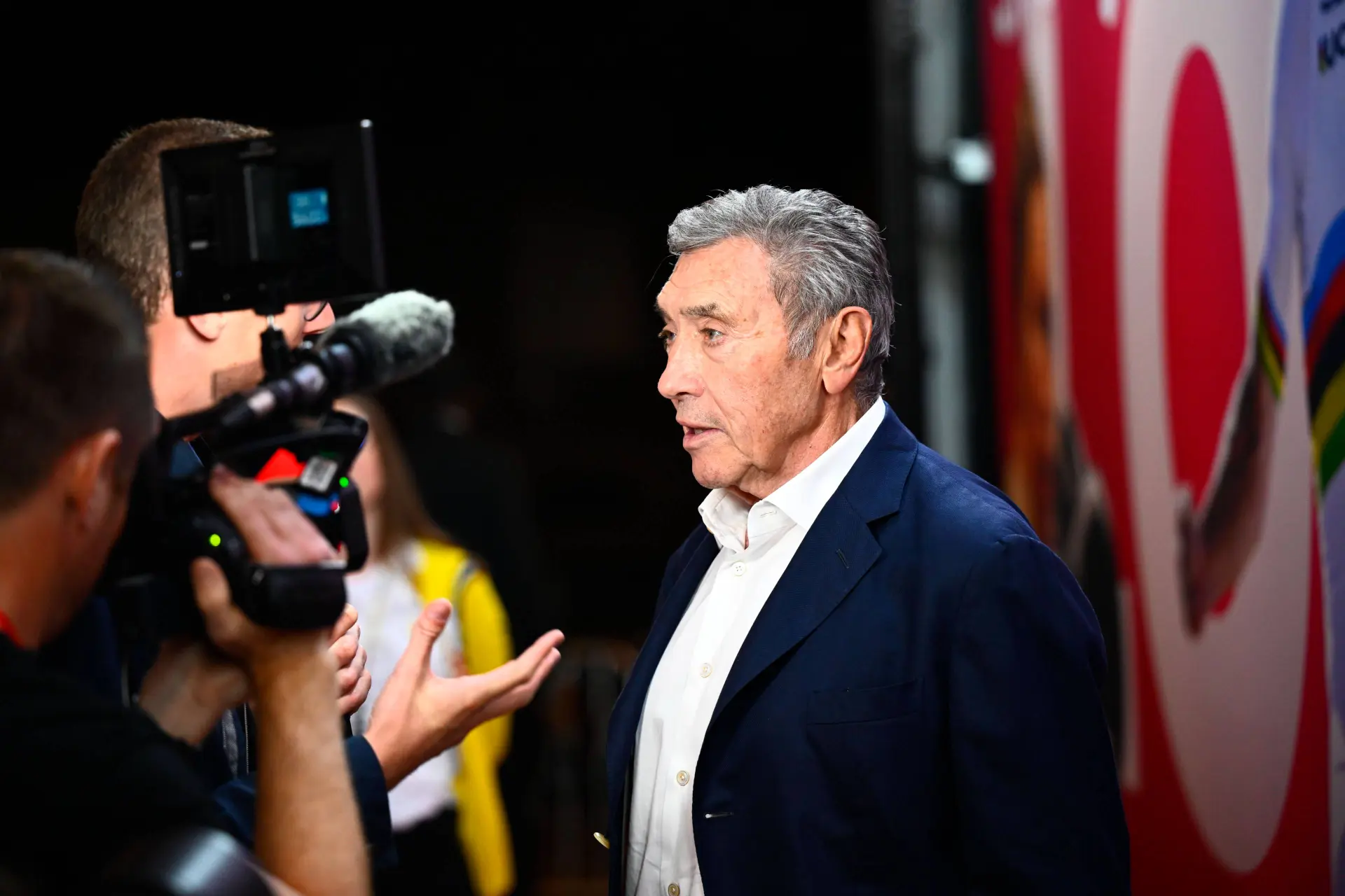 “Ik ben het zat!” – Eddy Merckx opnieuw opgenomen in het ziekenhuis; infectie dreigt nieuwe operatie te vereisen voor de wielerlegende