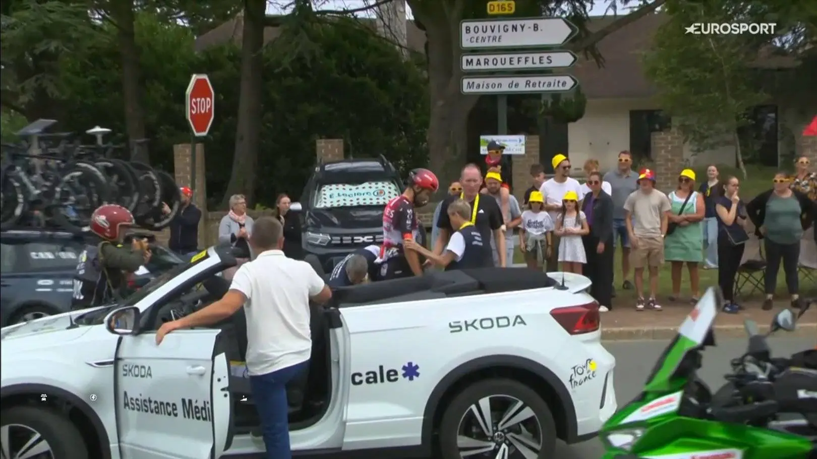 VIDEO | Nervositeit eist al vroeg haar tol in het peloton: Filippo Ganna gaat als eerste hard onderuit in openingsrit Tour de France