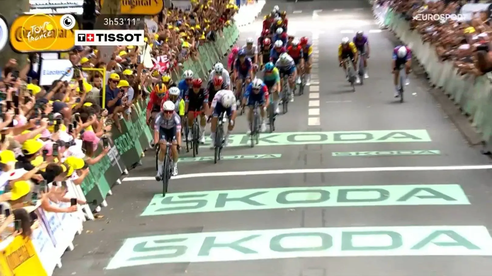 Jasper Philipsen grijpt ritzege én gele trui in chaotische openingsrit Tour de France; Evenepoel en Roglic verliezen al veel tijd
