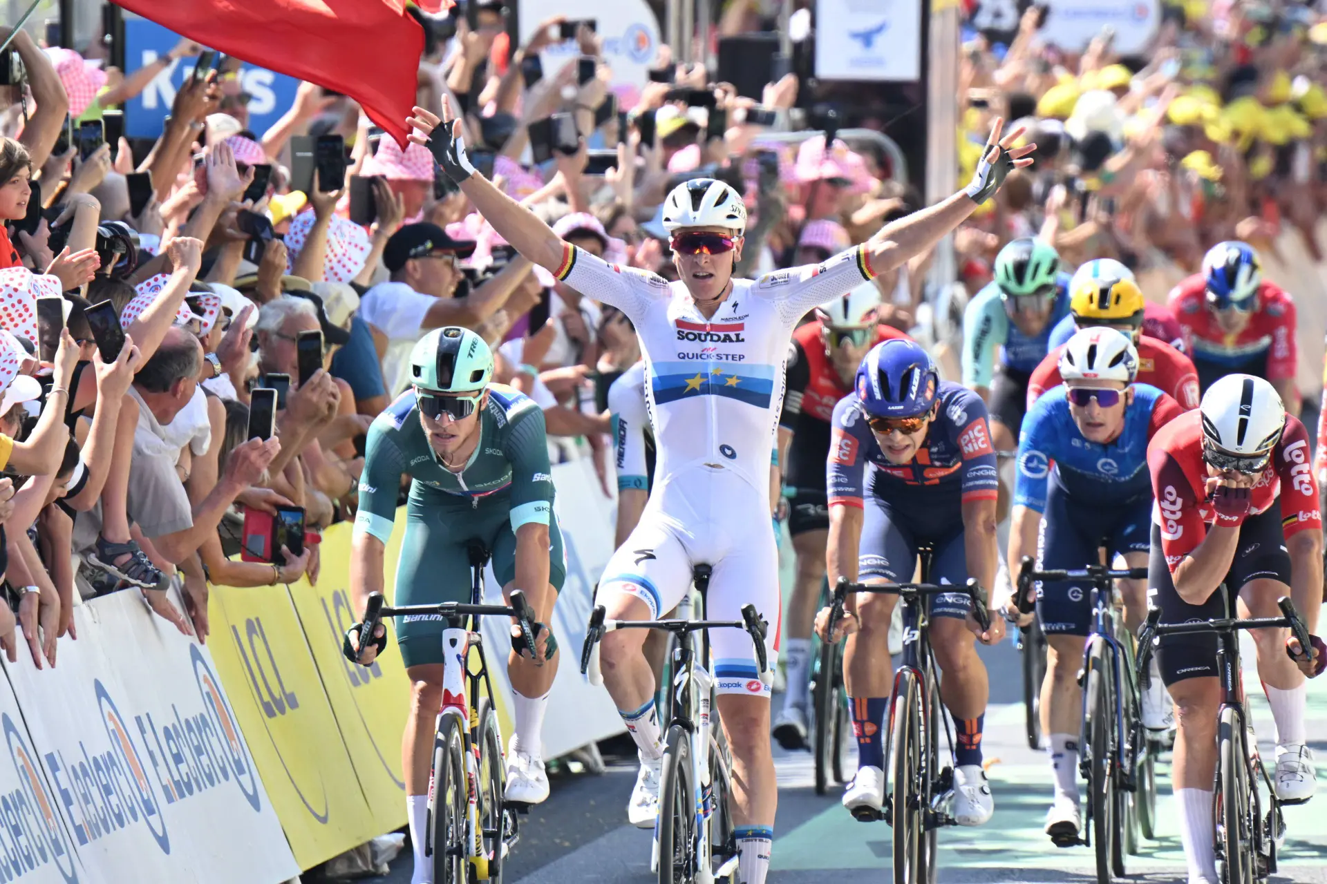 Tim Merlier komt zegevierend over de finish