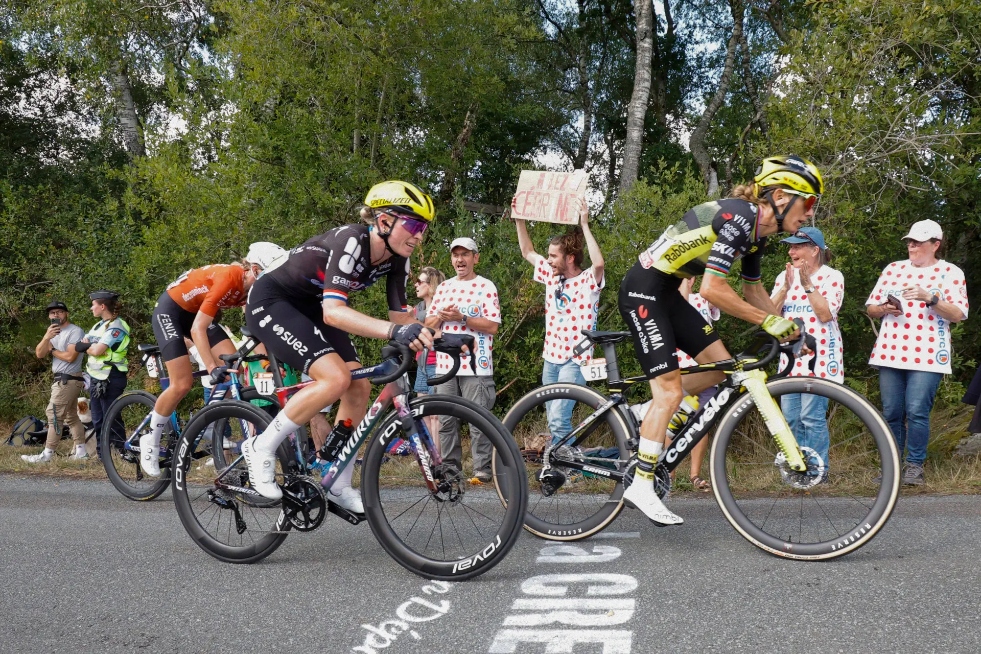 "Ik voel me behoorlijk rot" – Demi Vollerings droom lijkt in duigen te vallen tijdens Tour de France Femmes 2025
