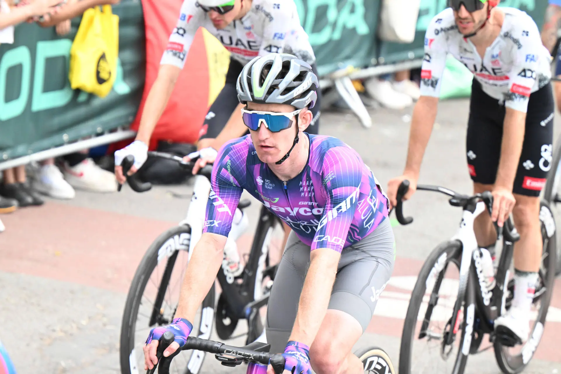 "Ik dacht dat er iets kon gebeuren... En 200 meter later lag ik op de grond" - Eddie Dunbar keert terug na Tourcrash