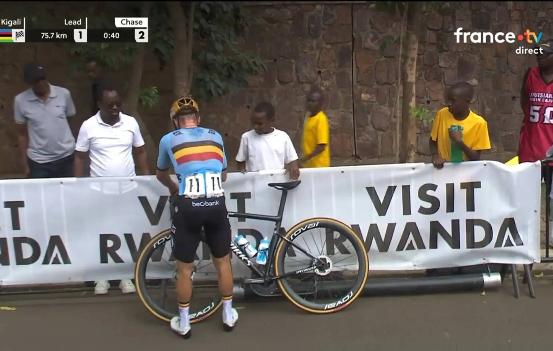 VIDEO: Remco Evenepoel woedend nadat trage fietswissel zijn regenboogtrui dromen aan een zijden draadje laat hangen