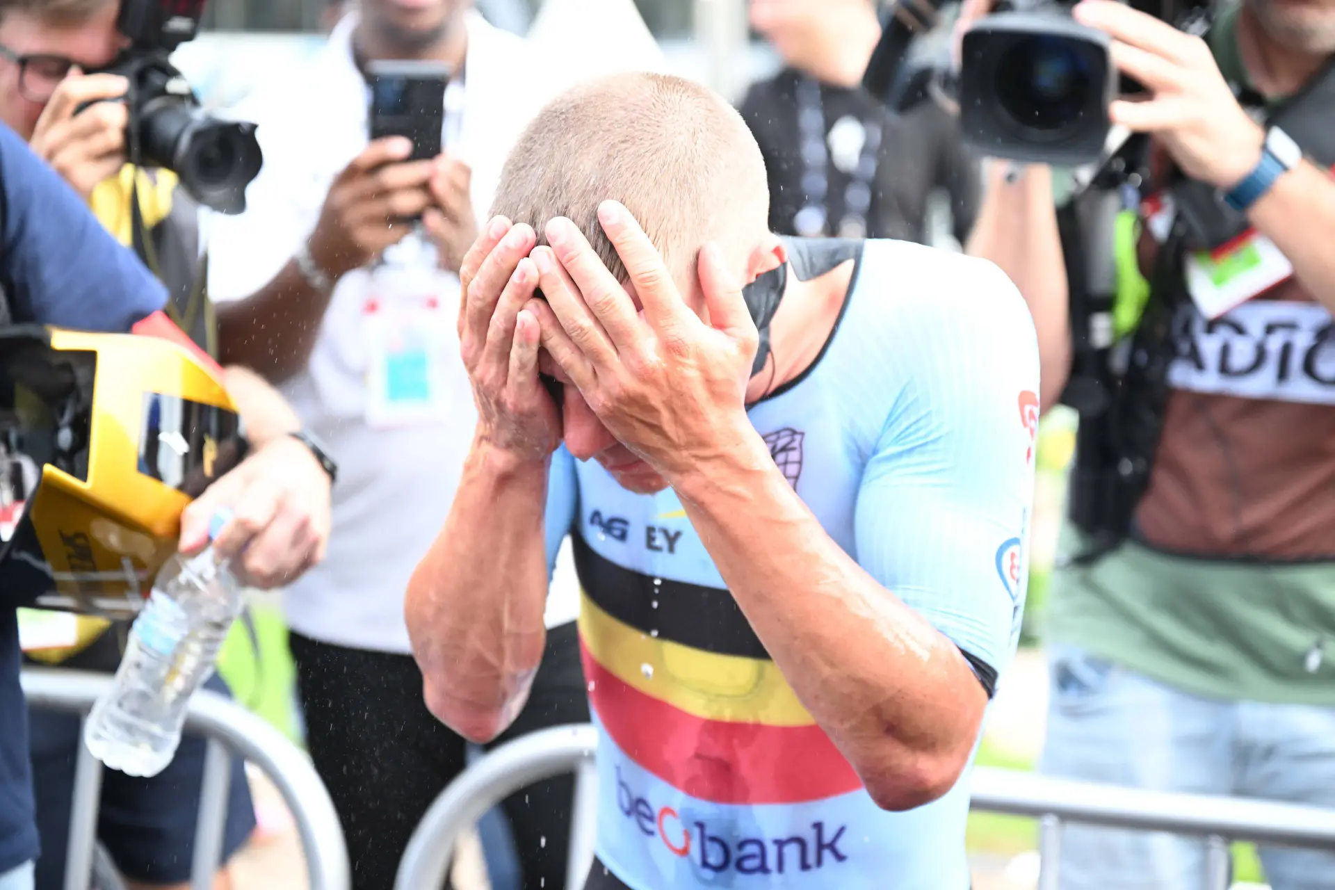 Ziekte slaat toe in Belgische WK-kamp; Remco Evenepoel verliest sleutelteamgenoot voor strijd om Regenboogtrui in Kigali.