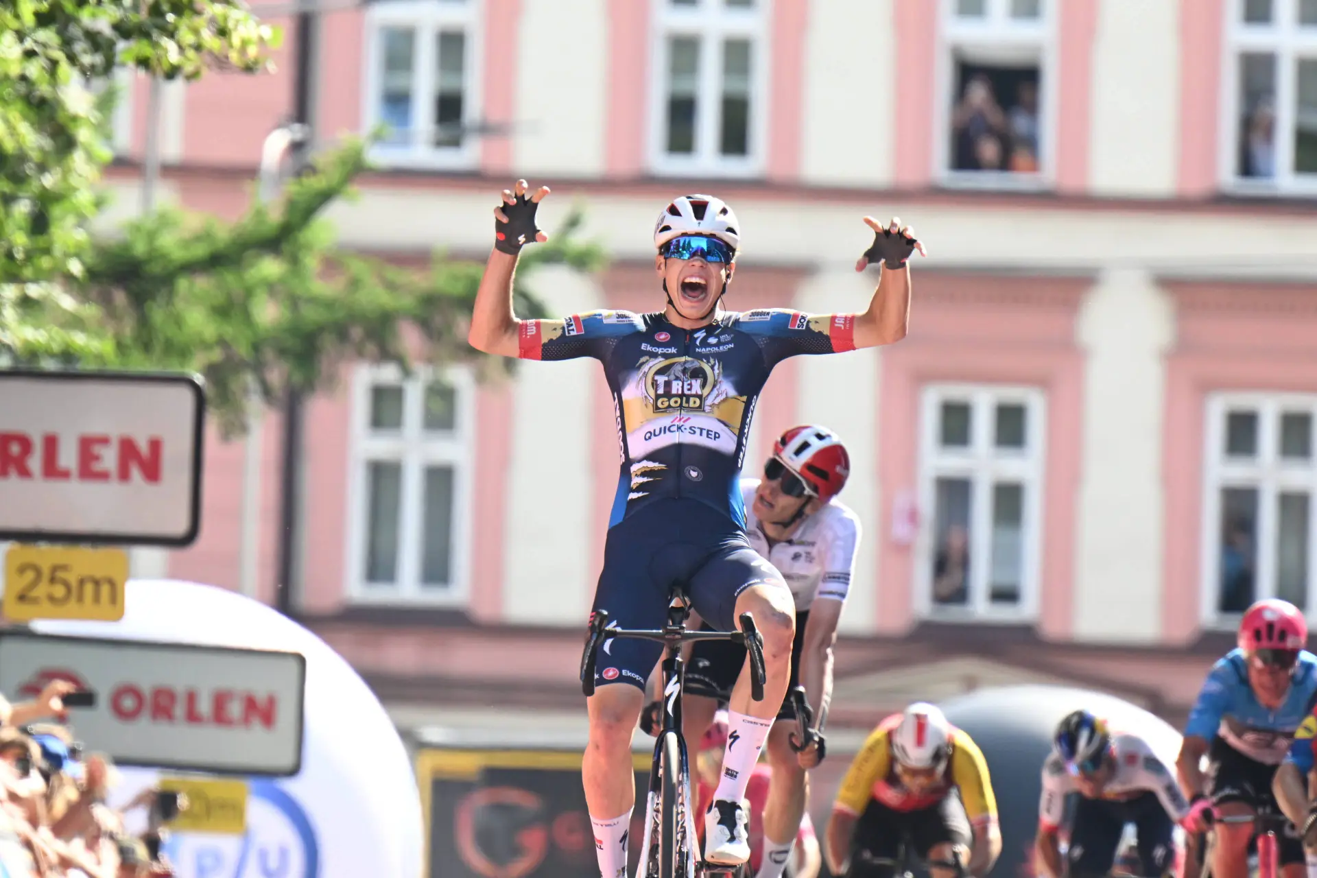Uitslag Tour of Guangxi etappe 1 | Paul Magnier overleeft massale valpartij en sprint naar winst in openingsetappe van Tour of Guangxi 2025