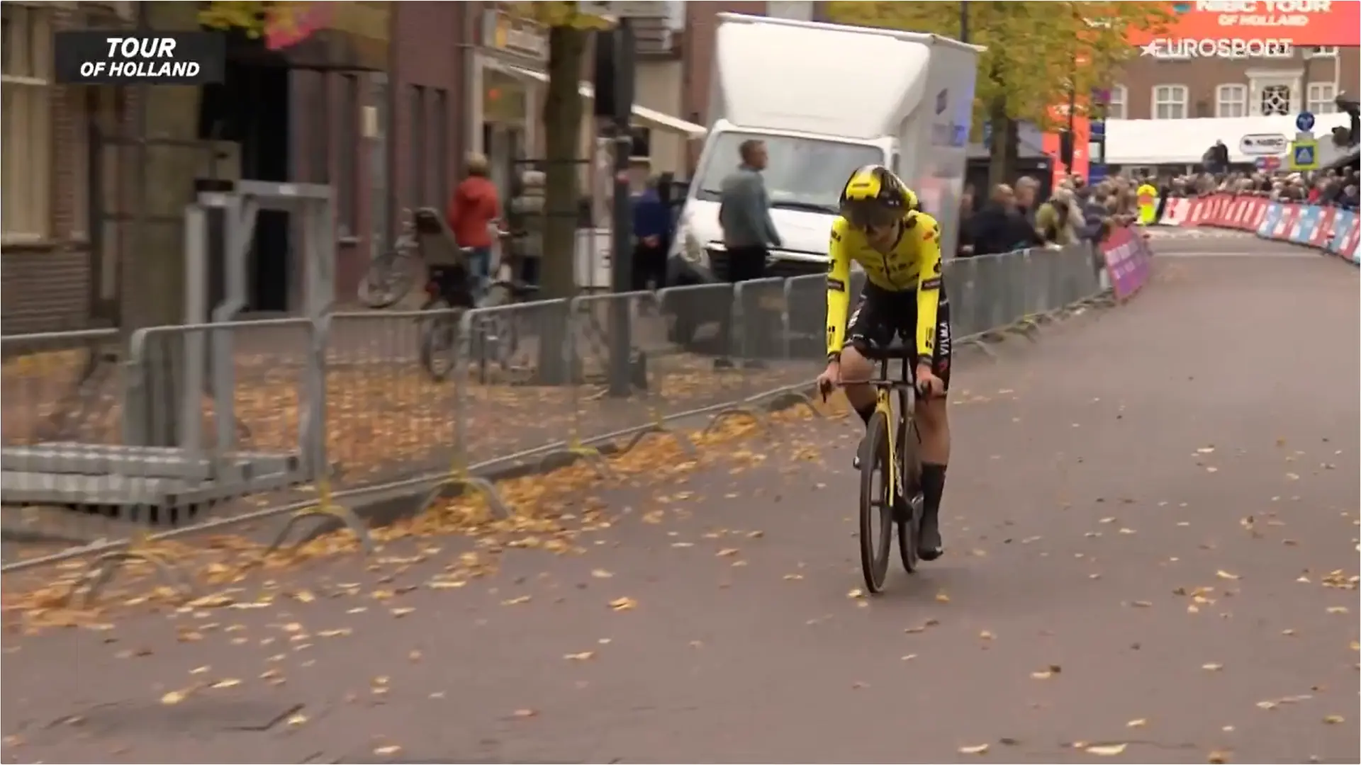 VIDEO: Visma jongere misrekent finish van Ronde van Nederland tijdrit op komische wijze door verwarrende wegmarkeringen