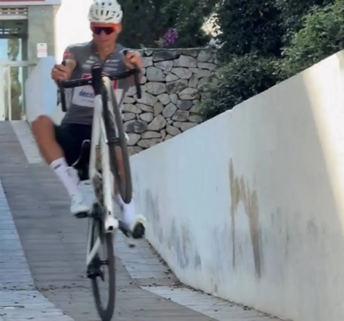 VIDEO: Mathieu van der Poel traint wheelies in Spaanse zon richting start van zijn veldritseizoen