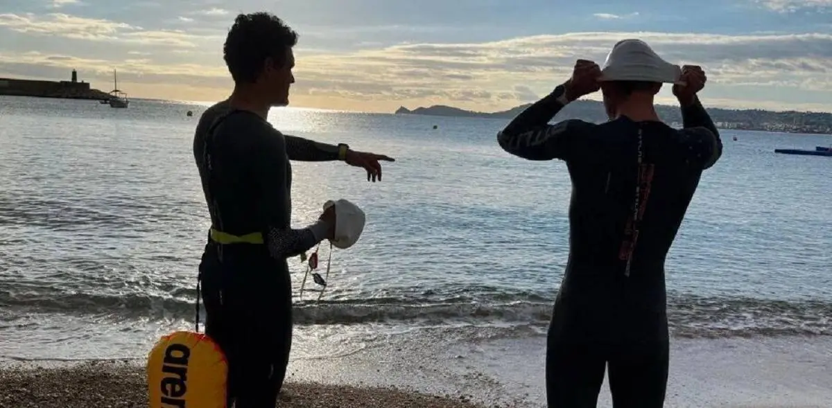 Triatlon in het verschiet? Mathieu van der Poel gaat samen met Greg van Avermaet het water in