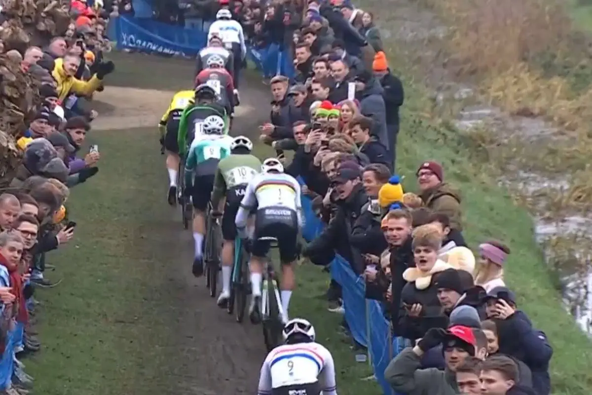 “Ik heb echt niets tegen Mathieu van der Poel. Ik voel me zo schuldig” – toeschouwer in Loenhout betreurt dat hij de wereldkampioen bijna ten val bracht