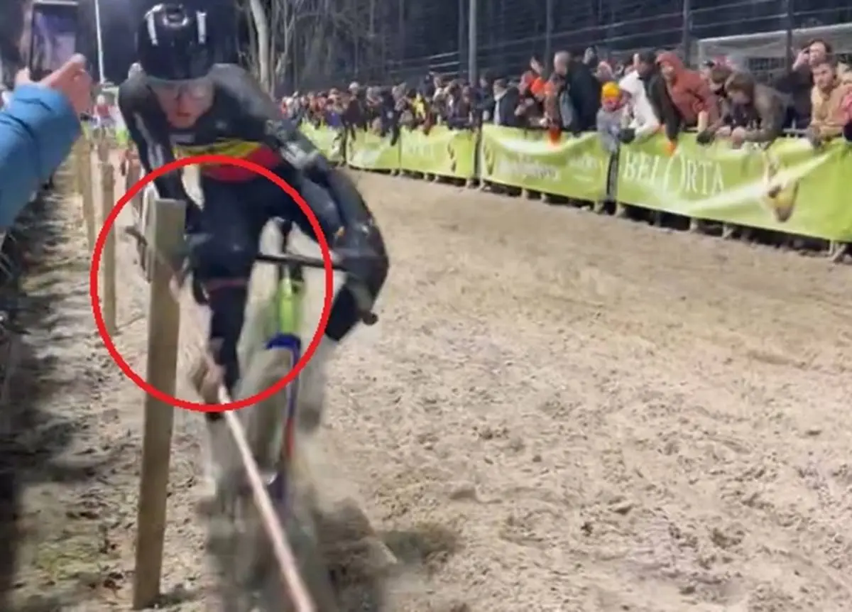 Thibau Nys tikt een houten paal aan in de zandpassage tijdens de Superprestige Diegem 2025 en gaat onderuit