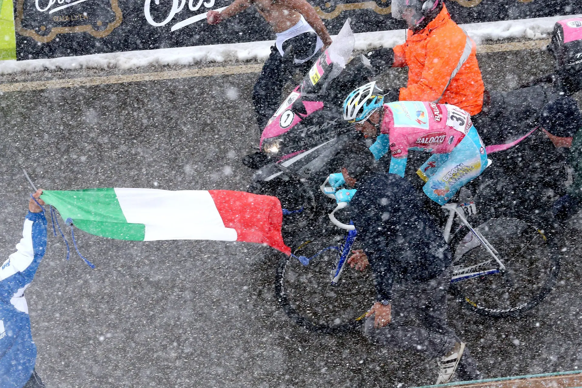Vincenzo Nibali beklimt de besneeuwde Tre Cime di Lavaredo tijdens de Giro d'Italia 2013