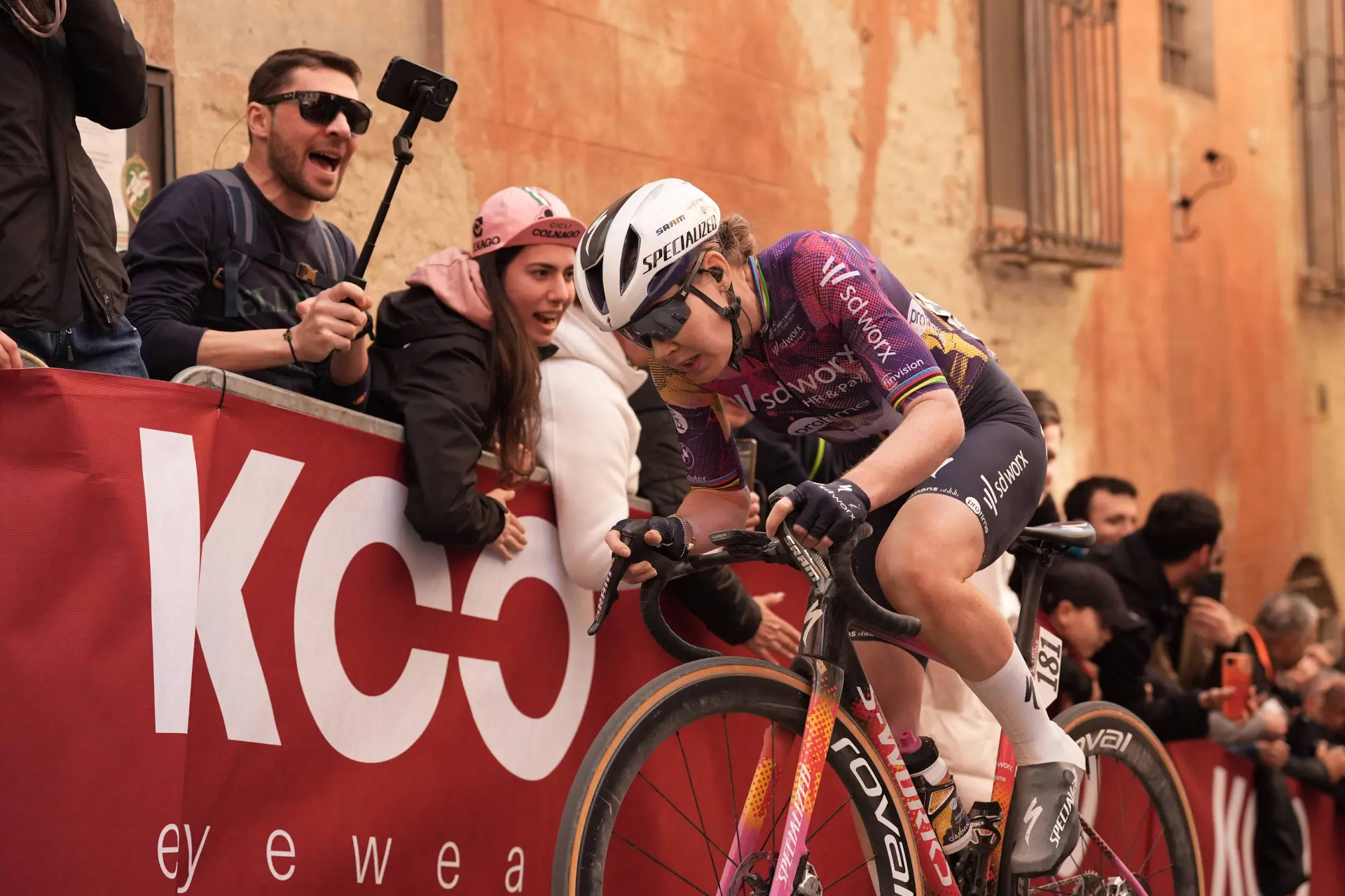 Anna van der Breggen viert haar zege in rit 4 van de Vuelta a España Femenina 2025