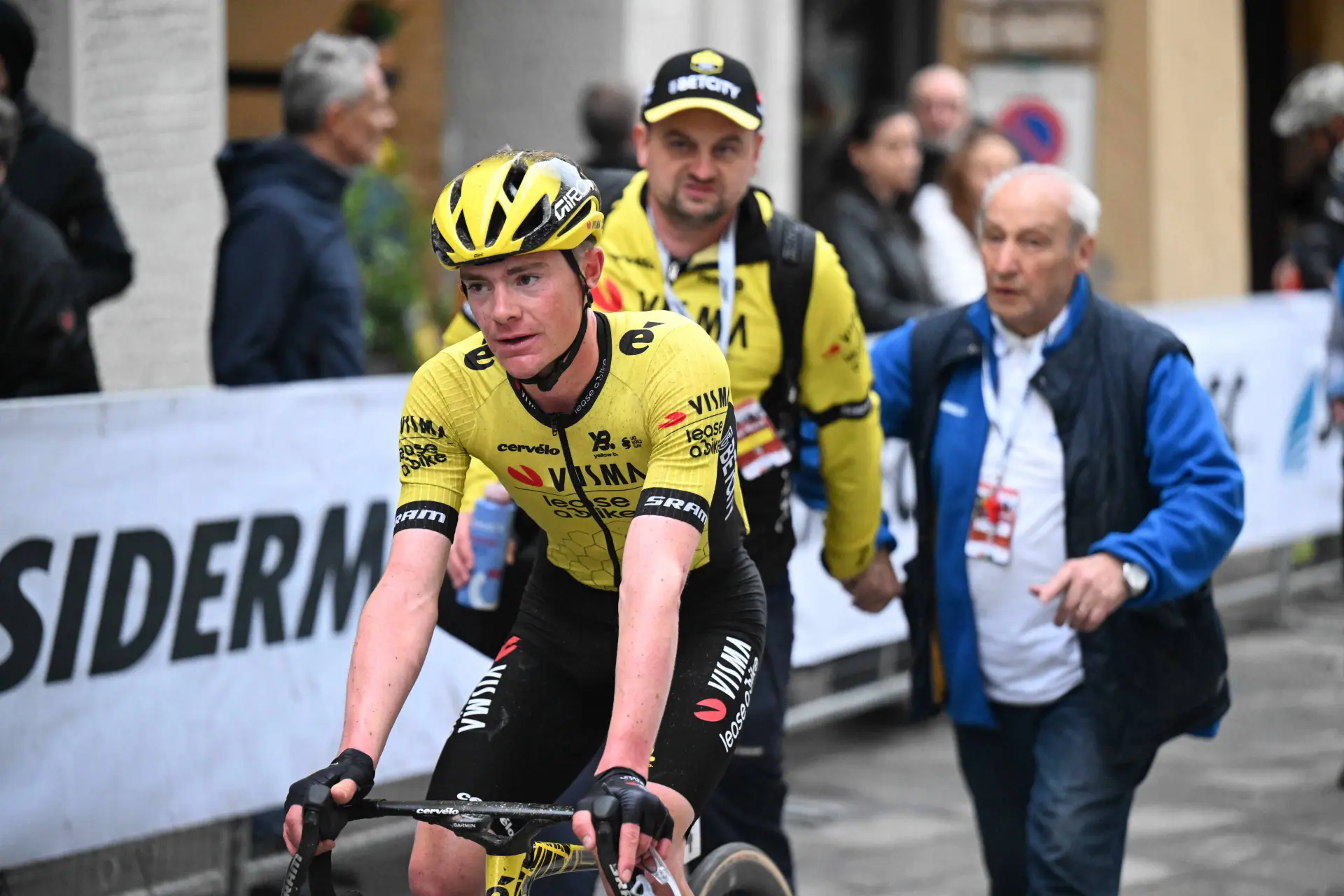 “Gaat er een deur dicht, gaat er een andere open” – Ben Tulett klaar om leemte van Simon Yates bij Visma op te vullen na onverwacht afscheid