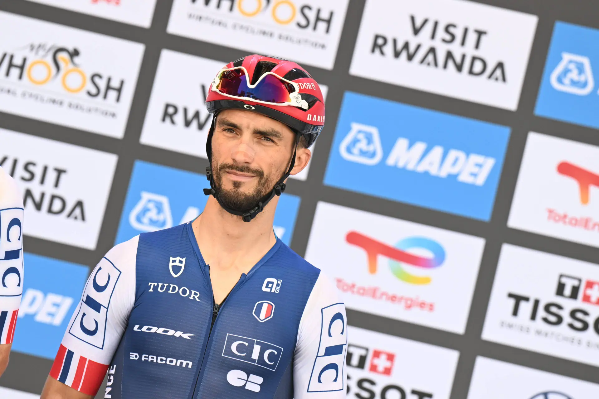 “Misschien is het mijn laatste…” – Nu Simon Yates stopt met koersen, vraagt Julian Alaphilippe zich af of 2026 een seizoen van afscheid wordt