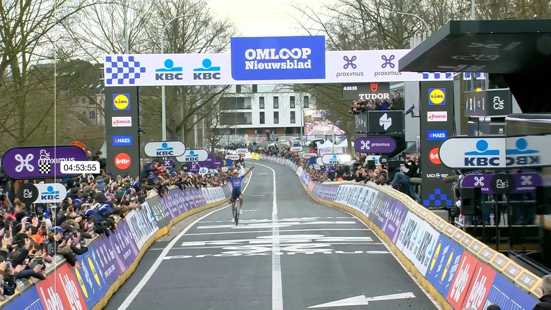 Uitslag Omloop Het Nieuwsblad 2026 | Magische Mathieu van der Poel opent seizoen met zege na monsteraanval op de Muur