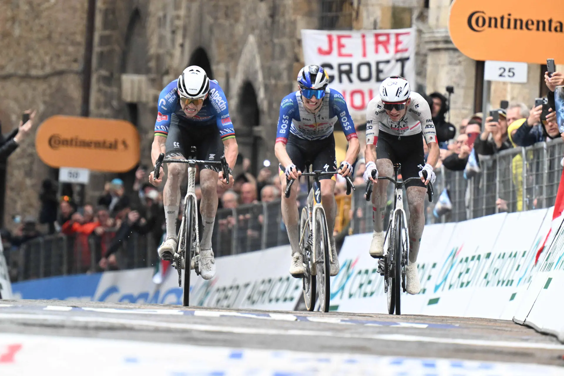 “Een grote dag voor mij” - Giulio Pellizzari neemt de strijd op tegen Van der Poel en Del Toro op de gravelstroken van Tirreno-Adriatico