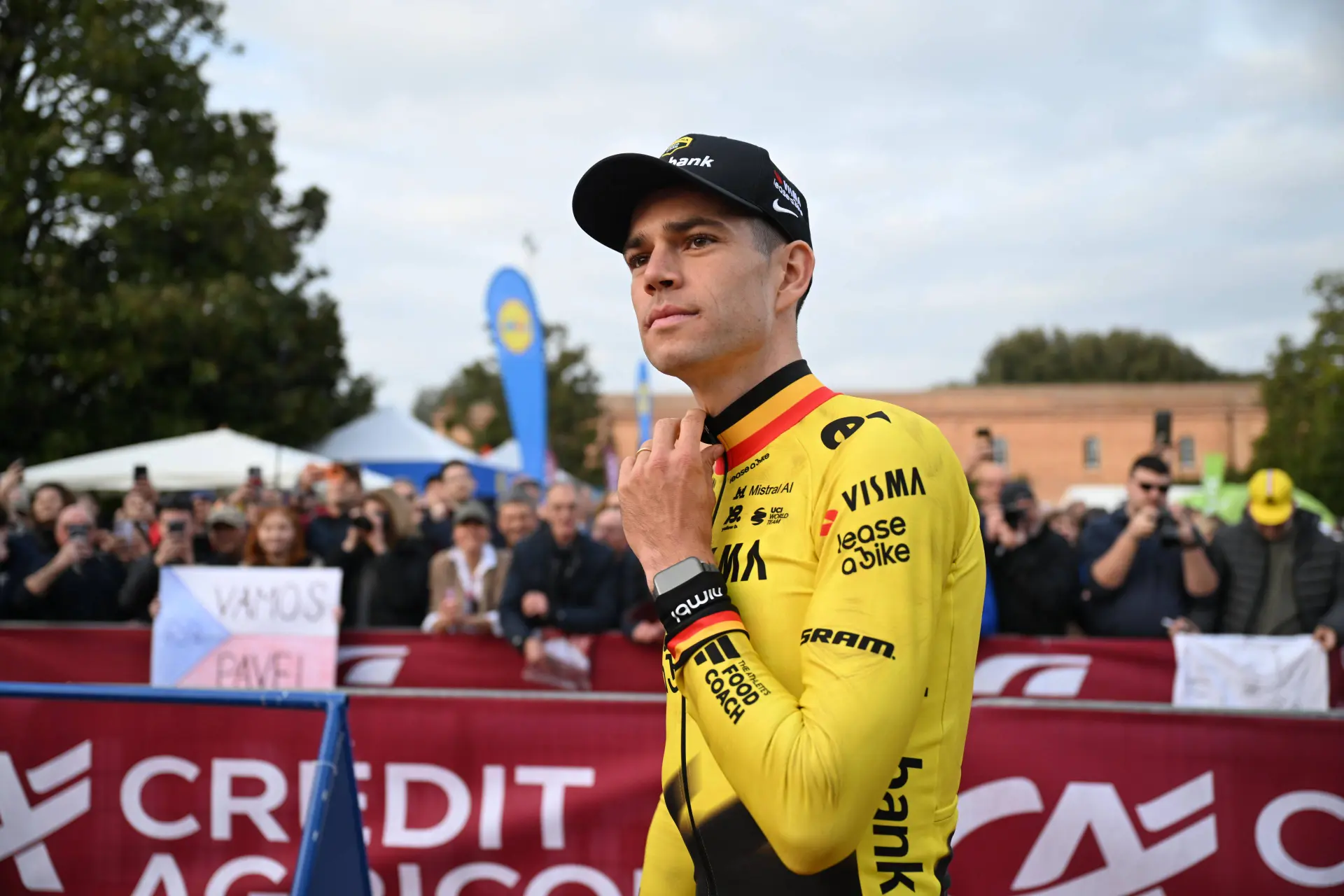“Pogačar en Van der Poel zijn de favorieten, maar ik ga erheen om te winnen” – Wout van Aert wijst beweringen dat hij zijn winnaarsinstinct kwijt is van de hand richting Milaan–Sanremo