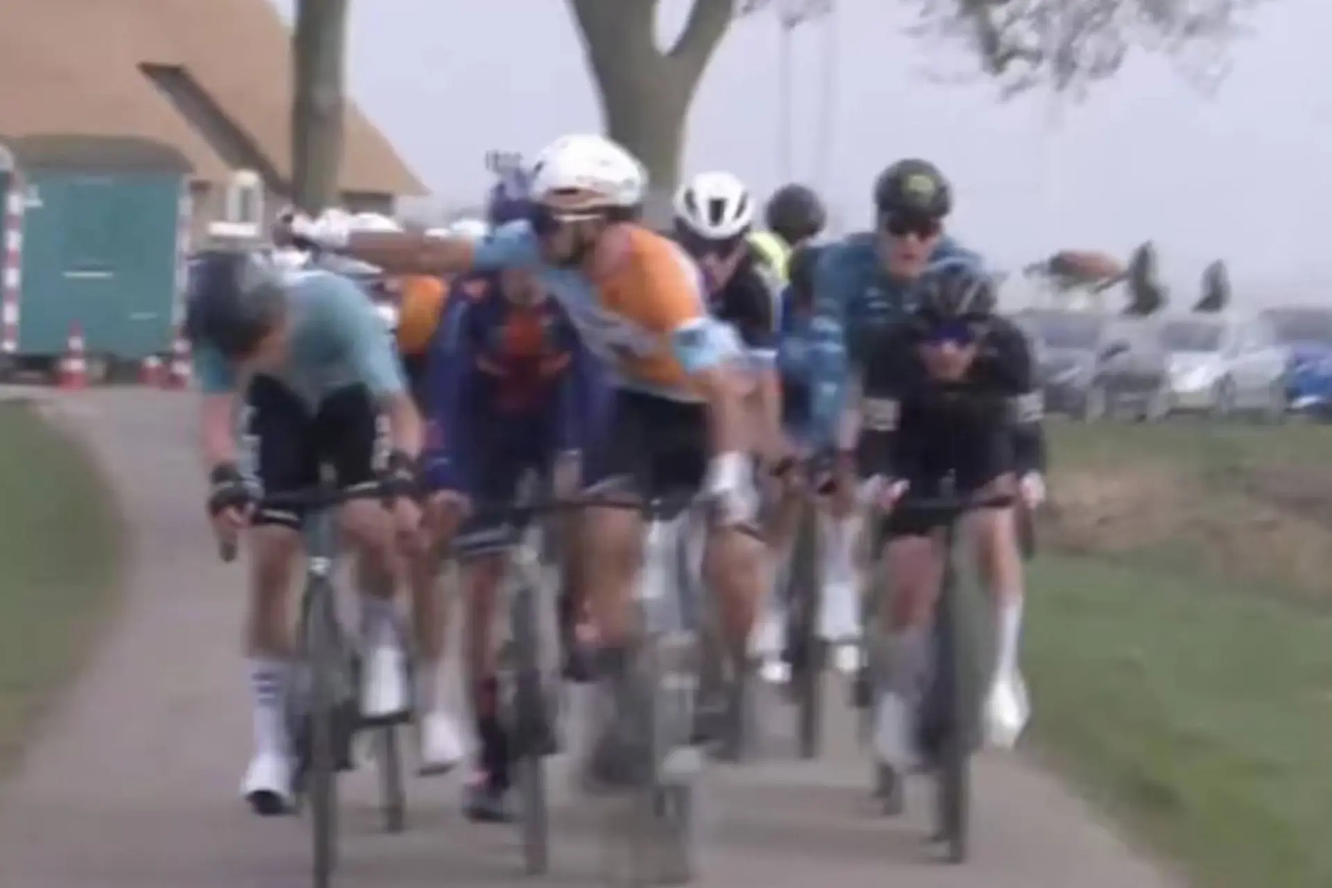 NSN Development-renner krijgt UCI-schorsing na het slaan van een concurrent tegen het hoofd tijdens de koers