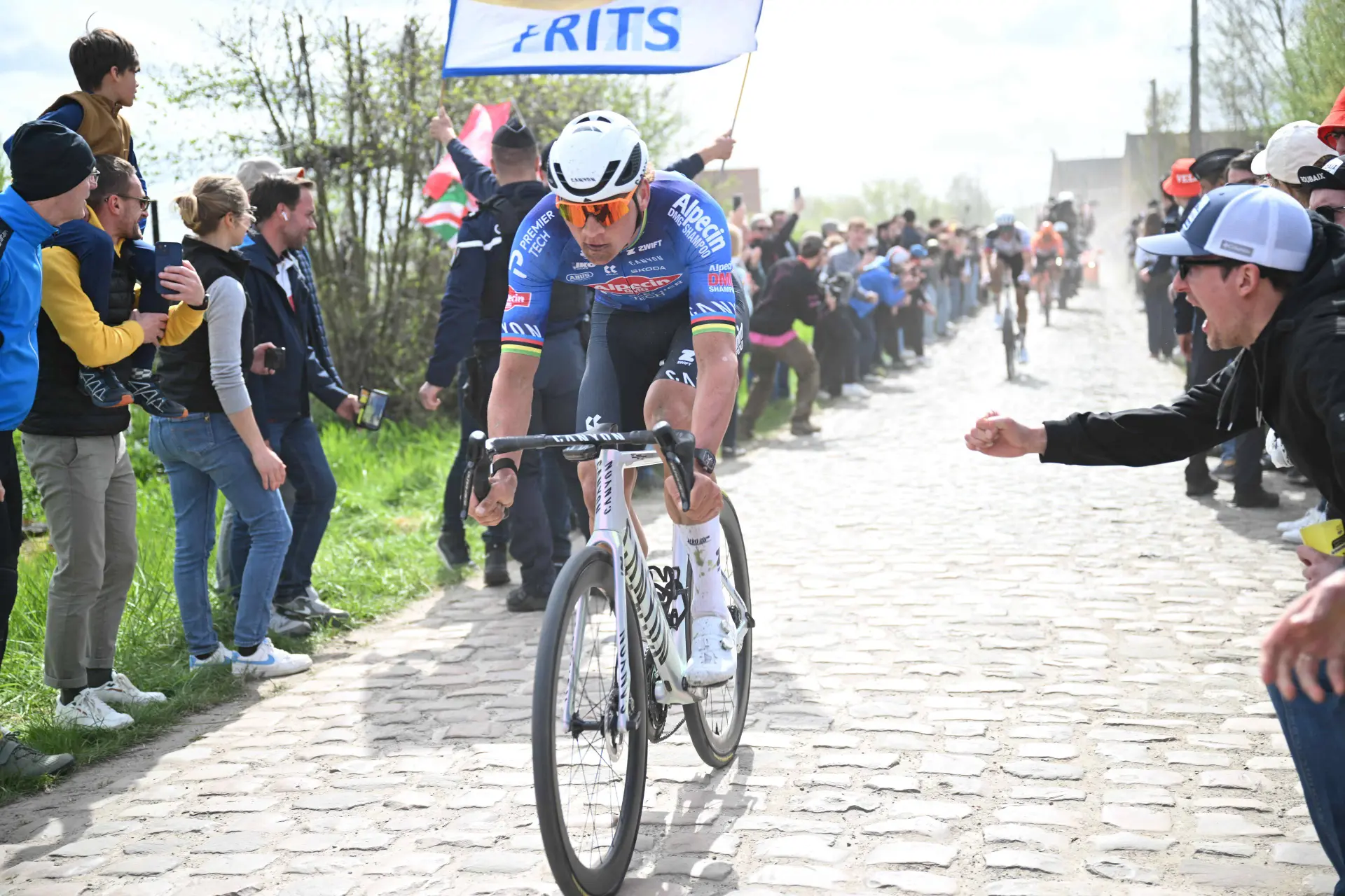 Mathieu van der Poel vloog over de kasseien in Parijs-Roubaix 2026