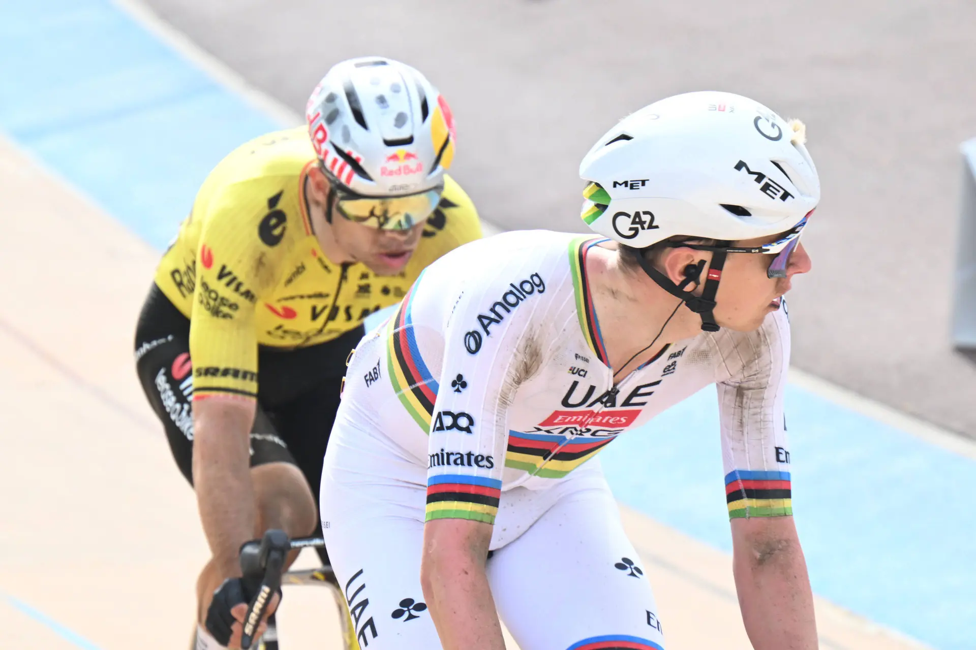 “Tadej Pogačar moet het gewicht van de wereld op zijn schouders hebben gevoeld” - Britse analist ontleedt Wout van Aerts “ijskoude afmaker”-sprint naar Roubaix-zege