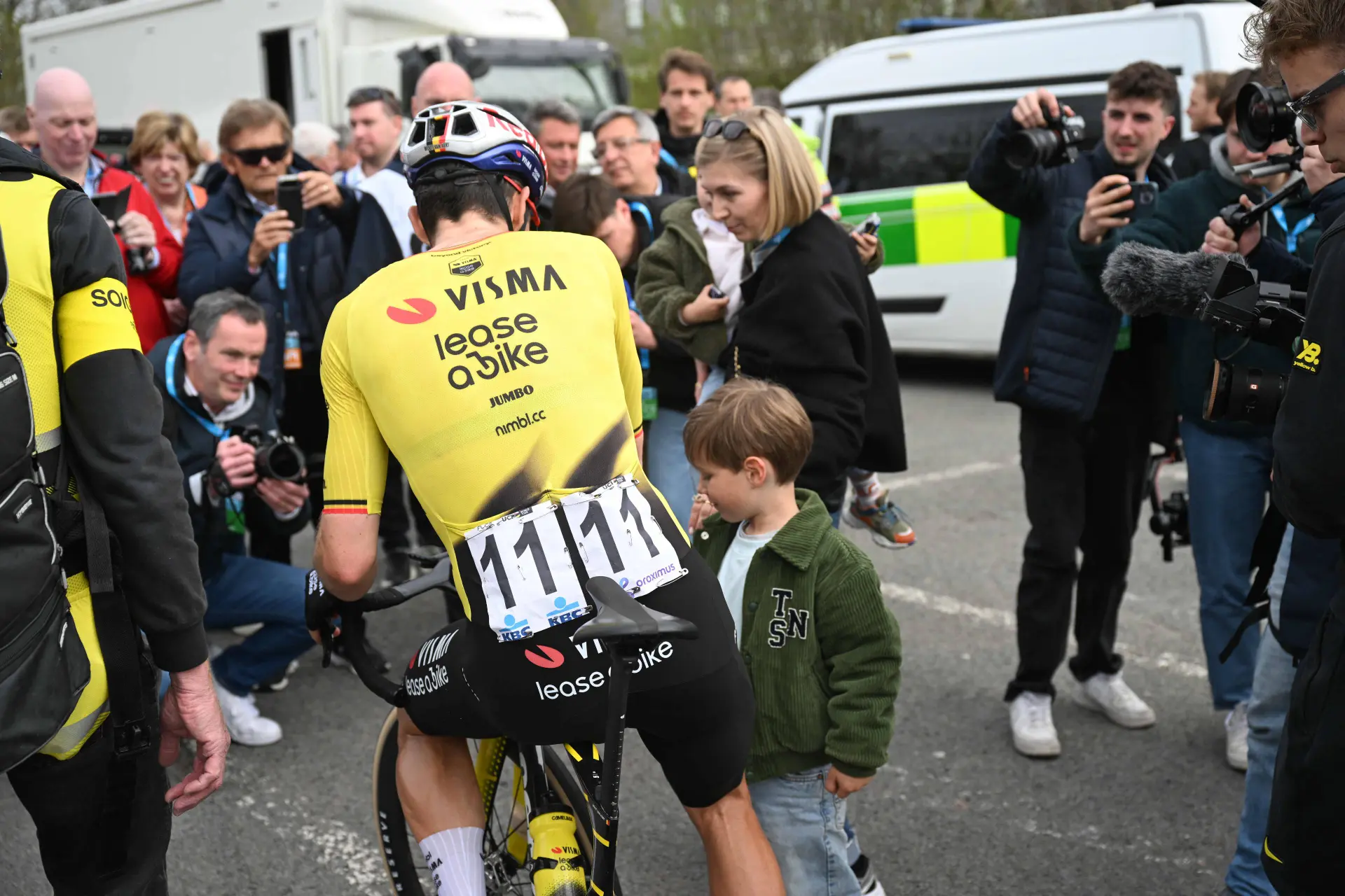 “Goed gedaan, papa!” - Wout van Aert getroost door familie én rivalen na heroïsche solo die pijnlijk strandt in Dwars door Vlaanderen