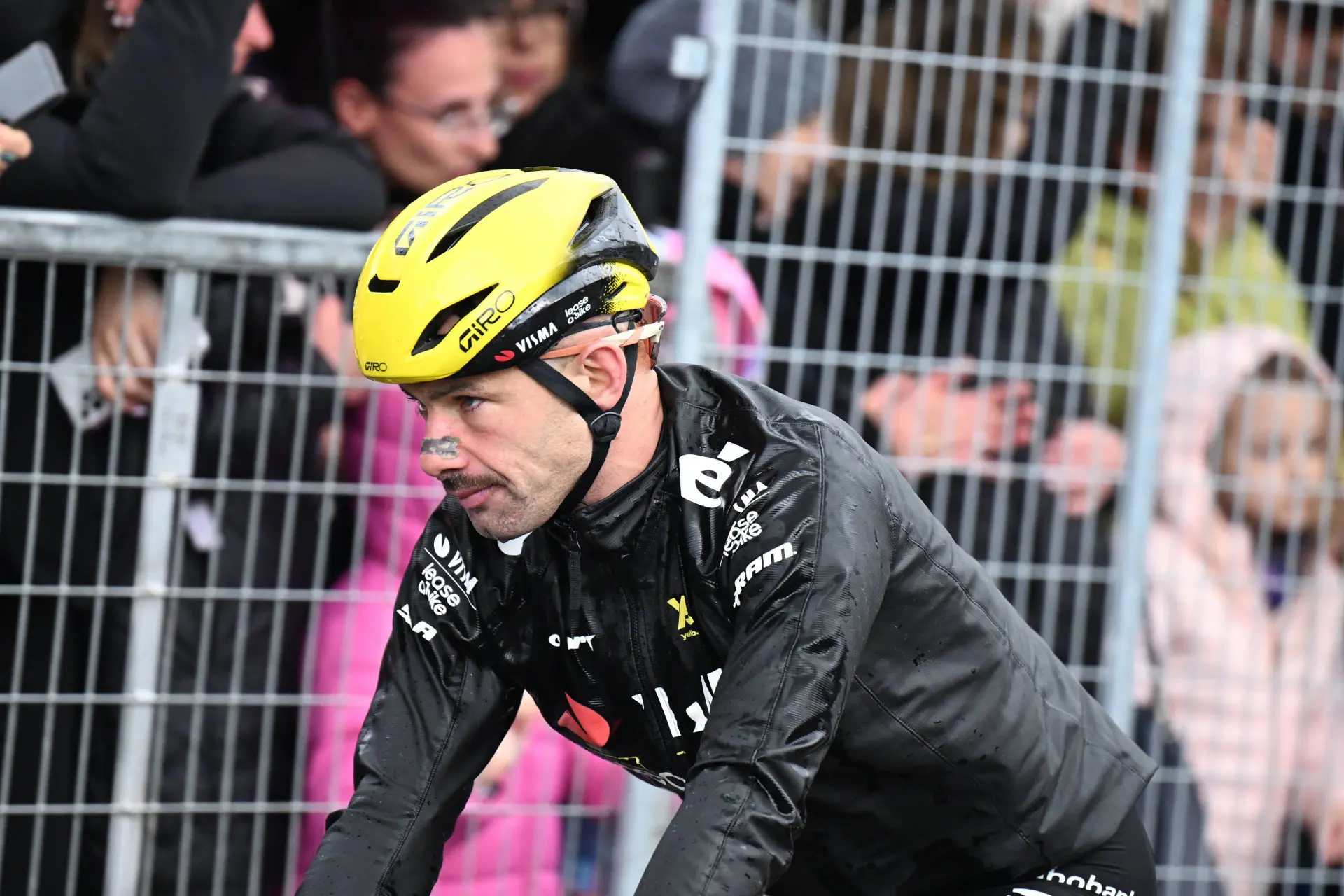 “Luister altijd naar je vader, zeker als hij kaal is” – Victor Campenaerts zorgt voor tophumor in de Giro d’Italia met uitleg over zijn gewaagde outfit, voorafgaand aan opnieuw een natte etappe
