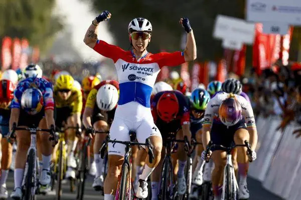 Lorena Wiebes uit Giro d’Italia Women gezet: SD Worx met felle verklaring over diskwalificatie wegens te lichte fiets