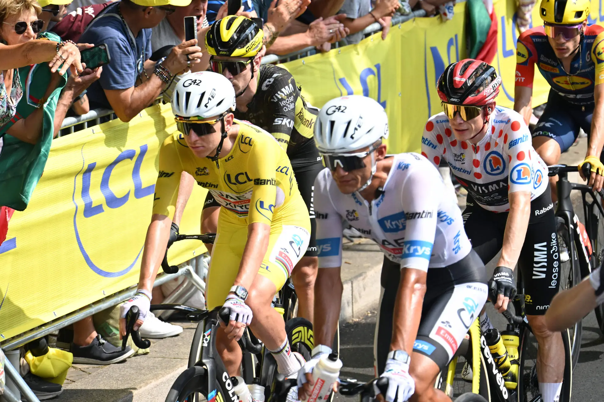 Tadej Pogacar, Isaac del Toro en Jonas Vingegaard finishen samen in de Tour de France 2026