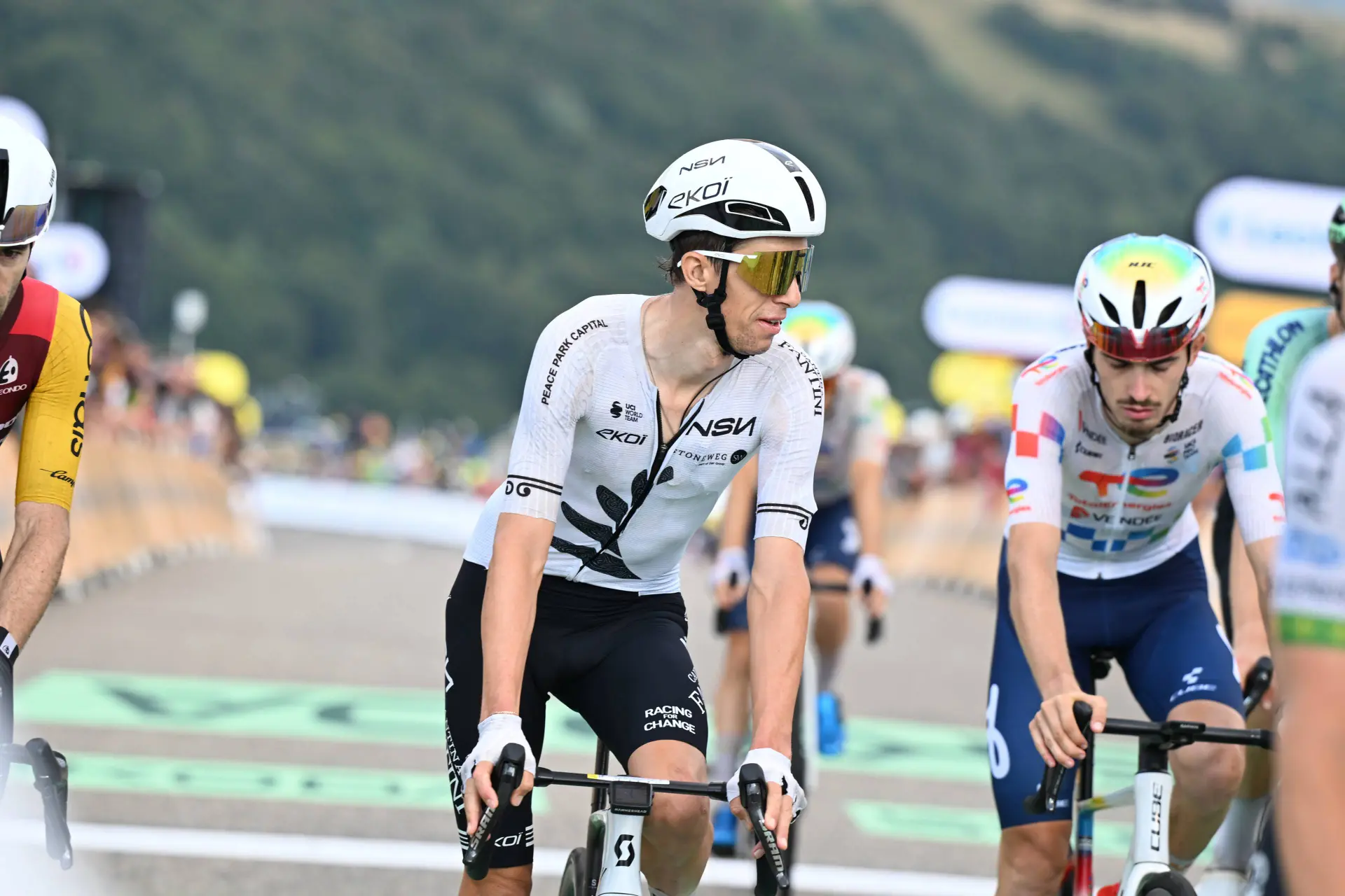 George Bennett is een van de renners die het meest op kop van het Tour de France-peloton reden