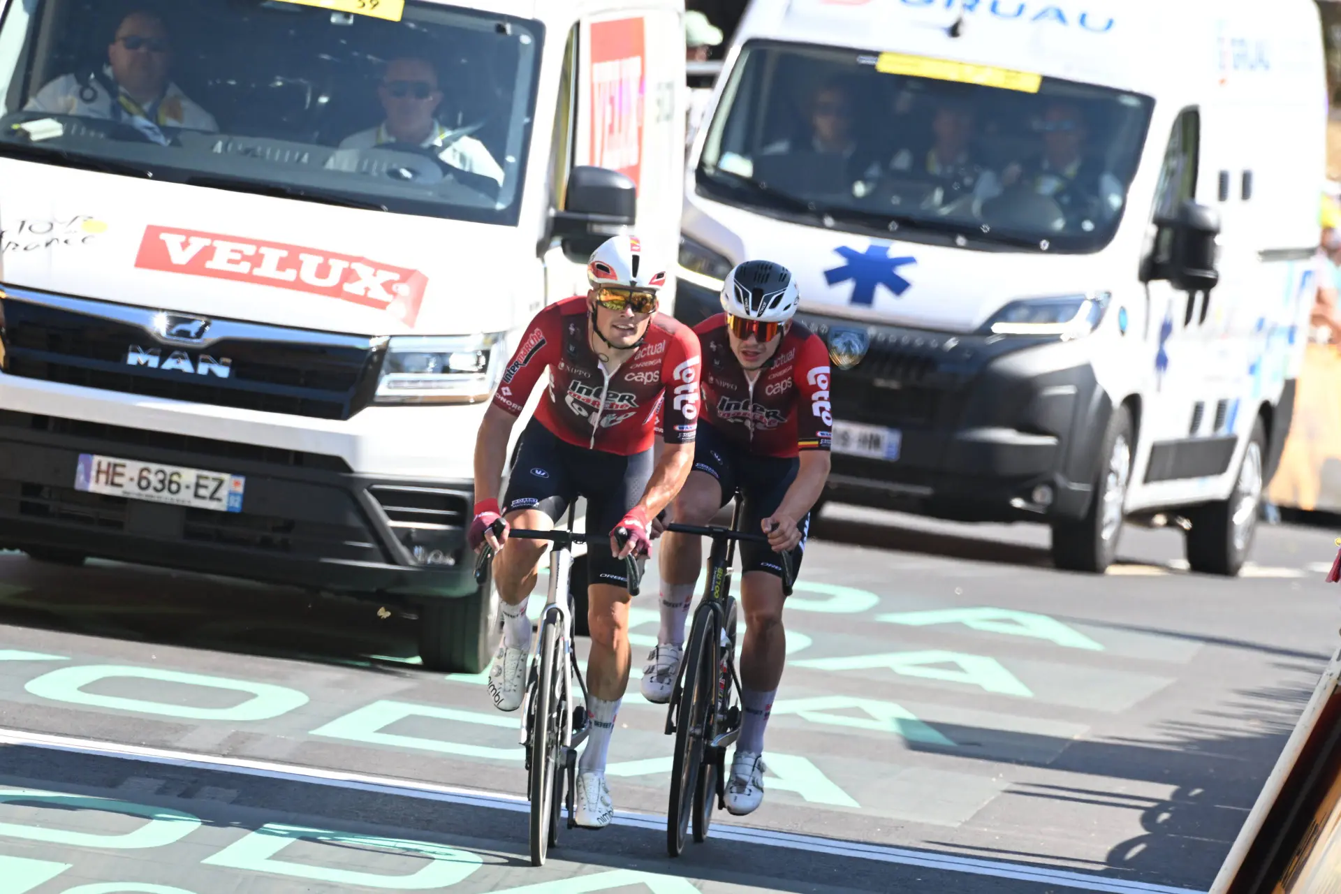 Veistroffer en De Lie achterin het peloton in etappe 3 van de Tour de France